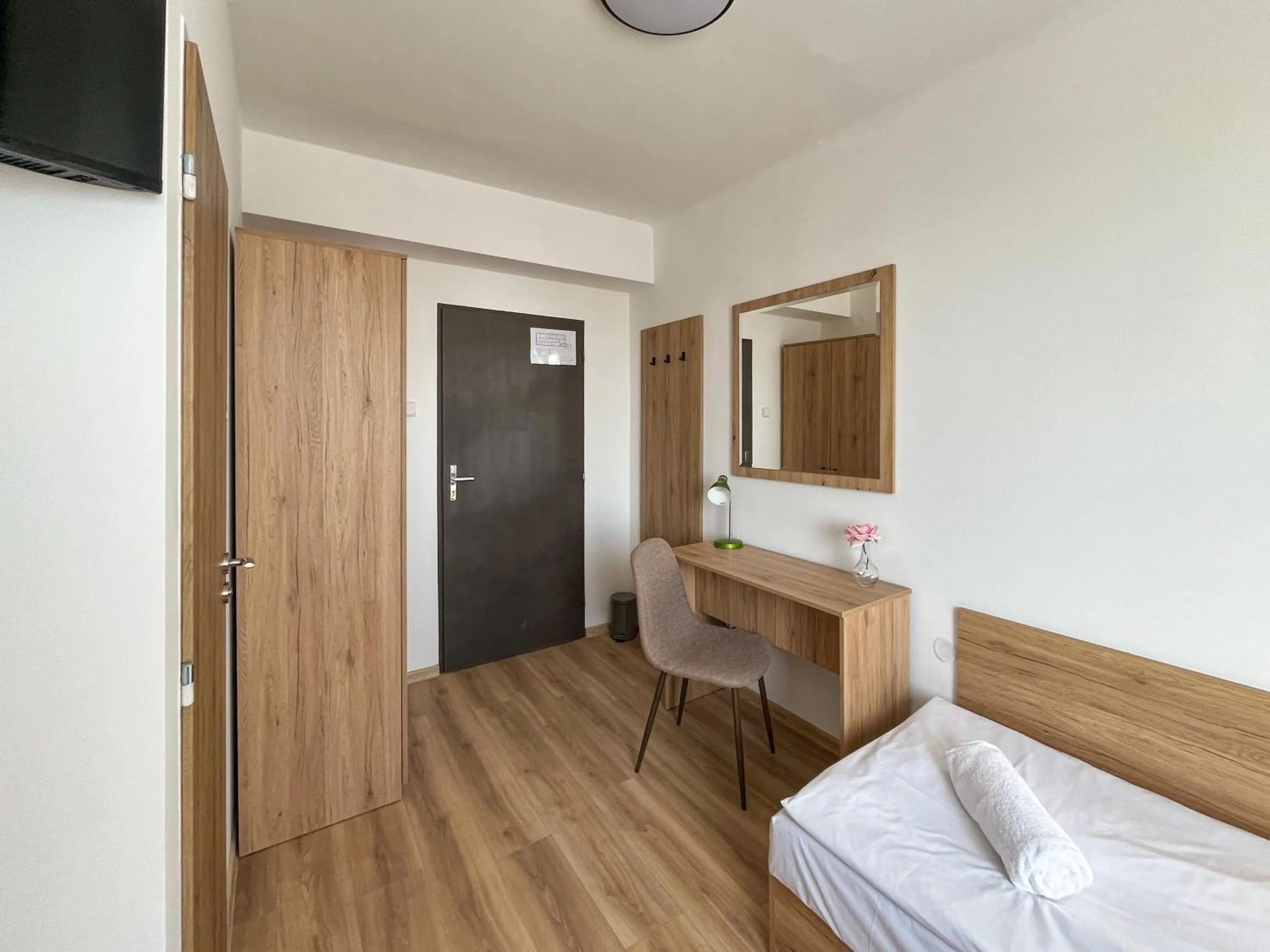Photo of the whole room, Bed in AM Motel