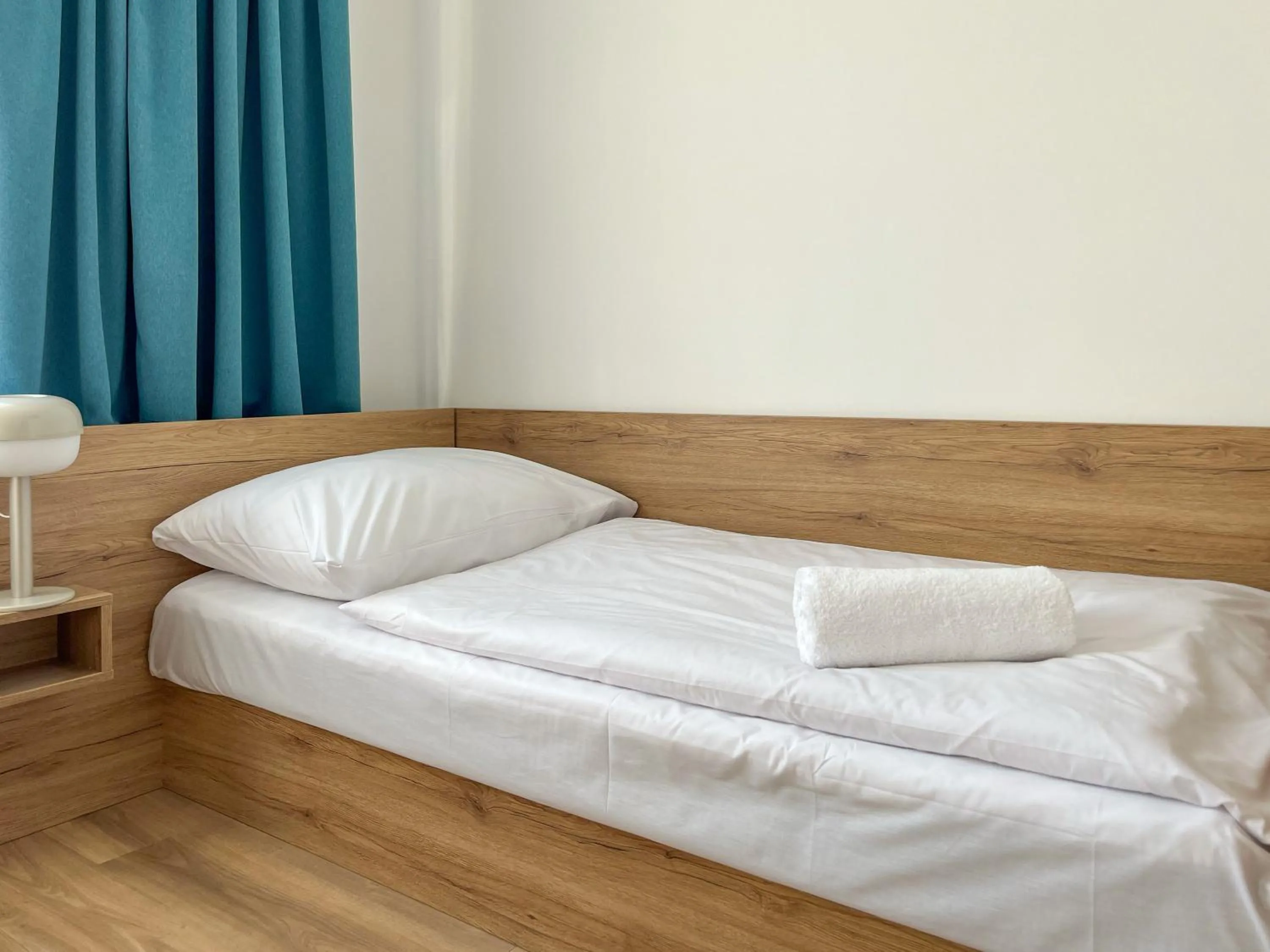 Photo of the whole room, Bed in AM Motel