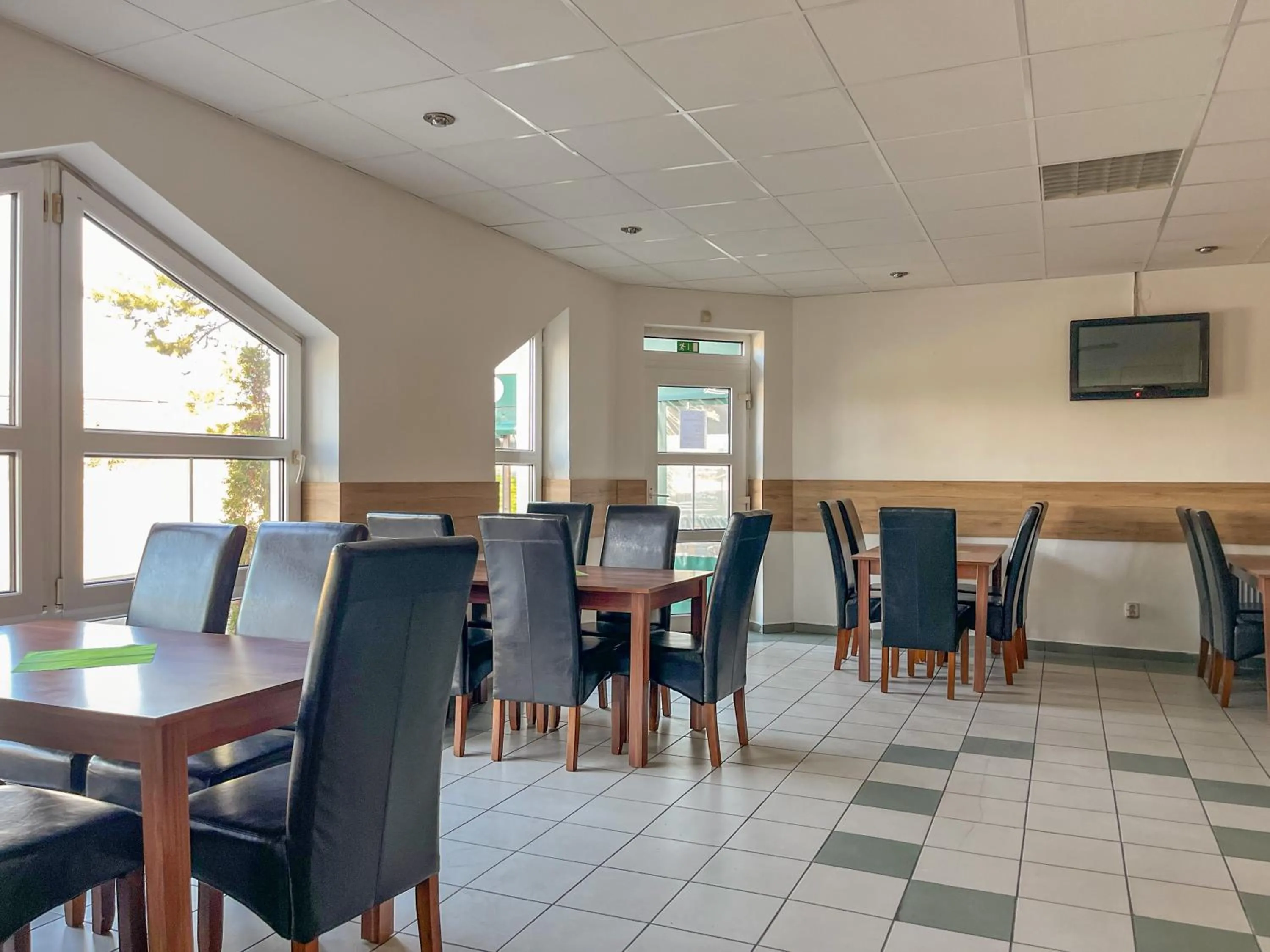 Restaurant/places to eat in AM Motel