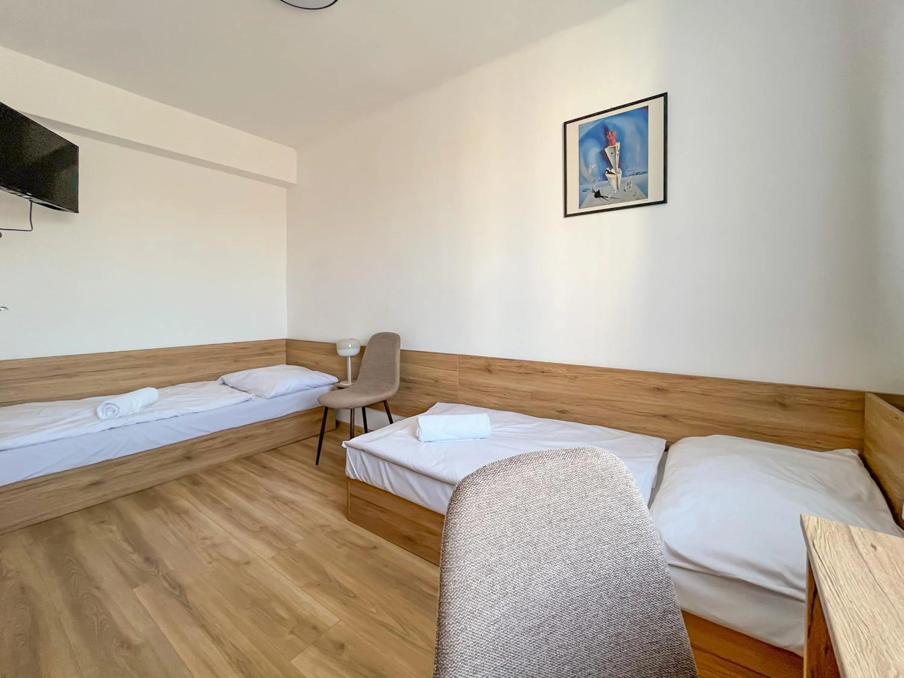 Photo of the whole room, Bed in AM Motel