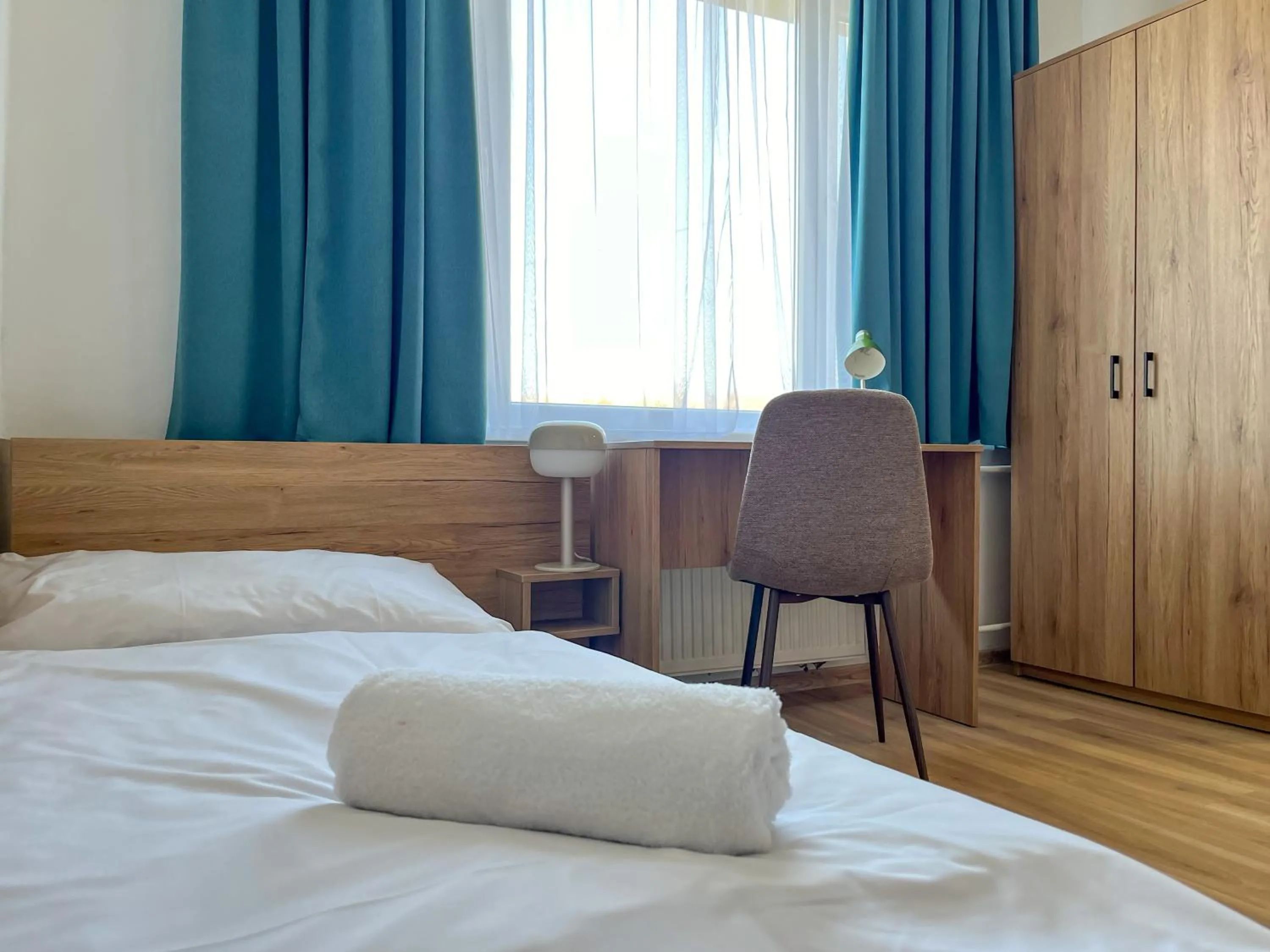 Photo of the whole room, Bed in AM Motel