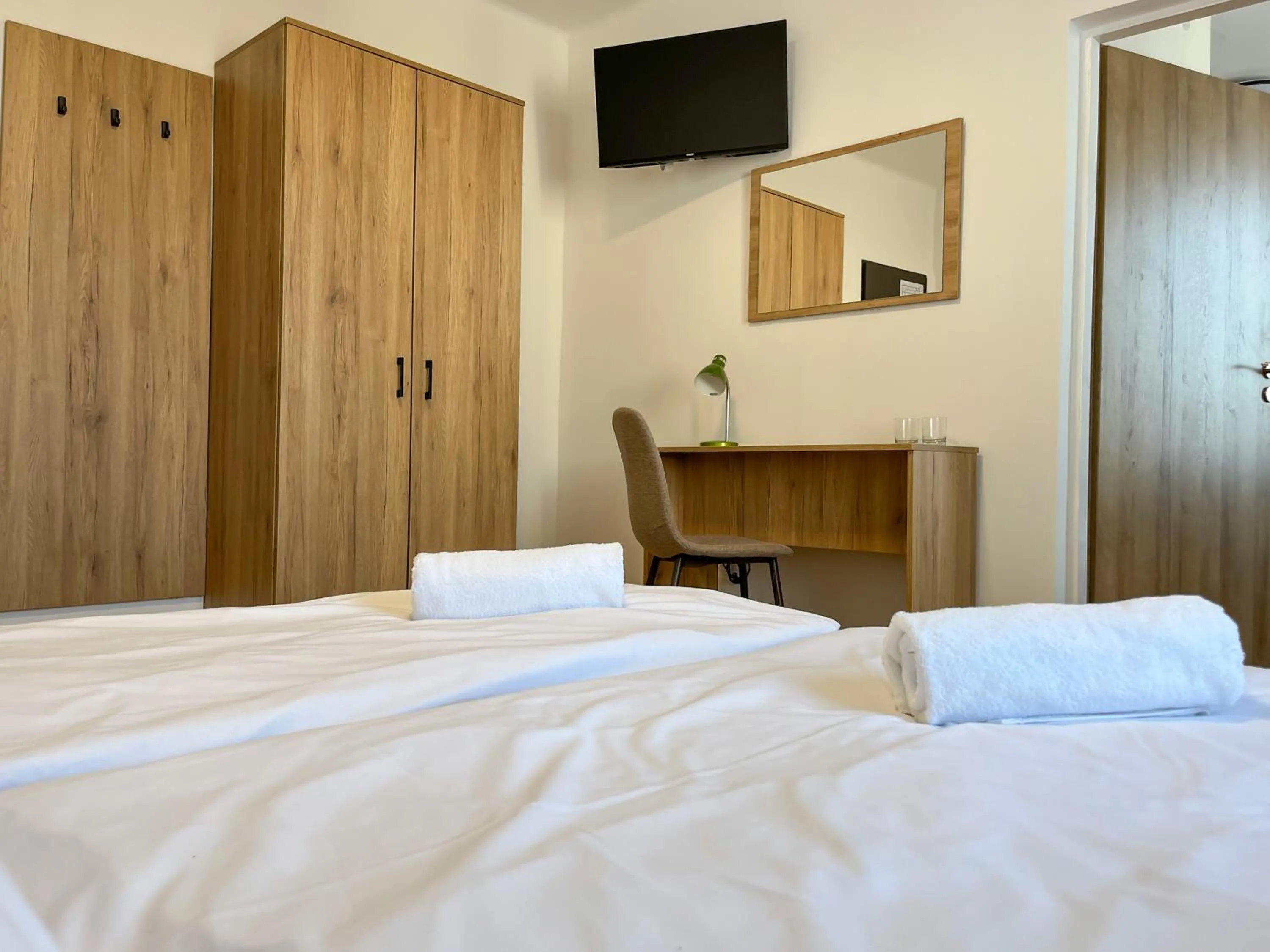 Photo of the whole room, Bed in AM Motel