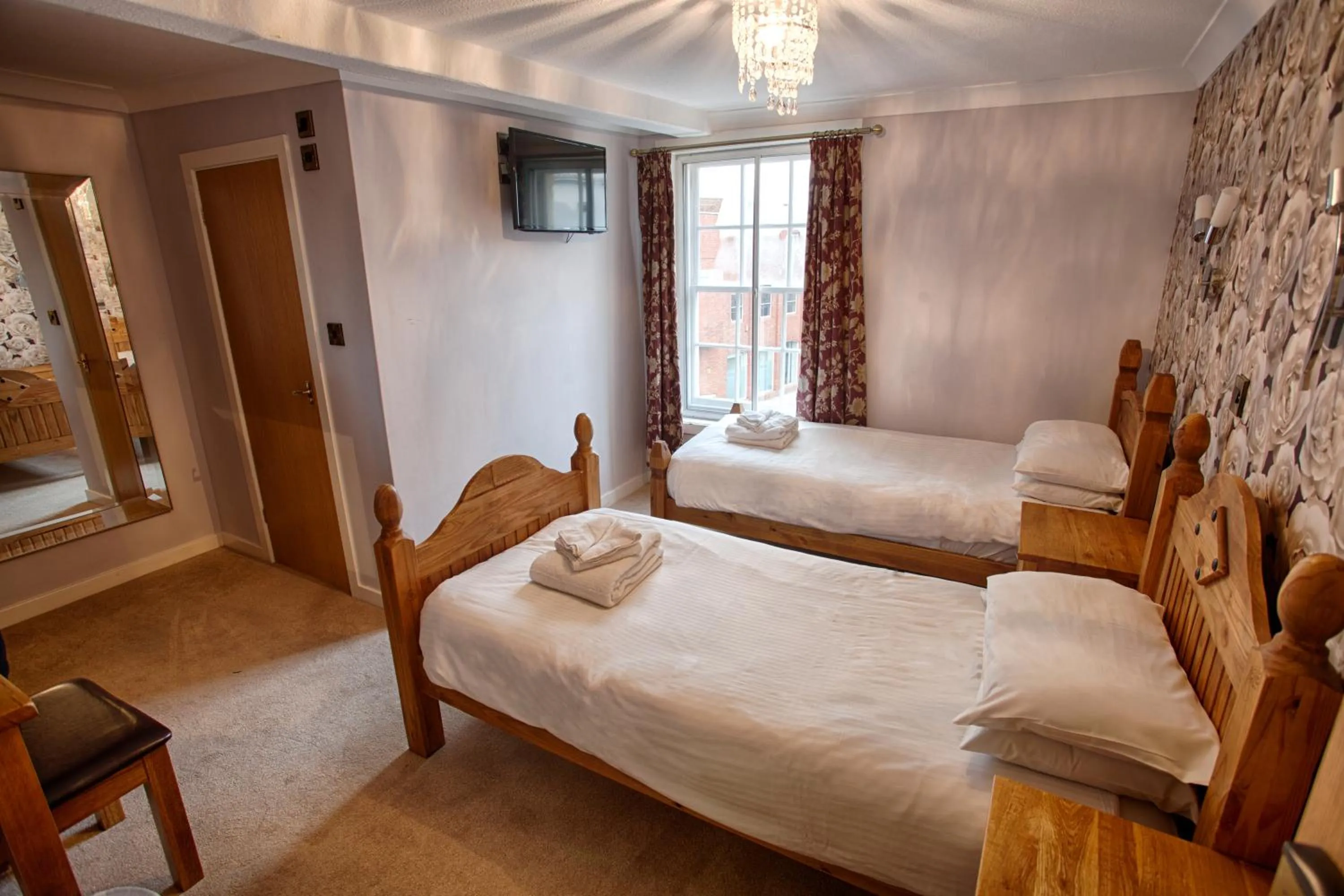 Bedroom, Bed in The Elephant & Castle Hotel