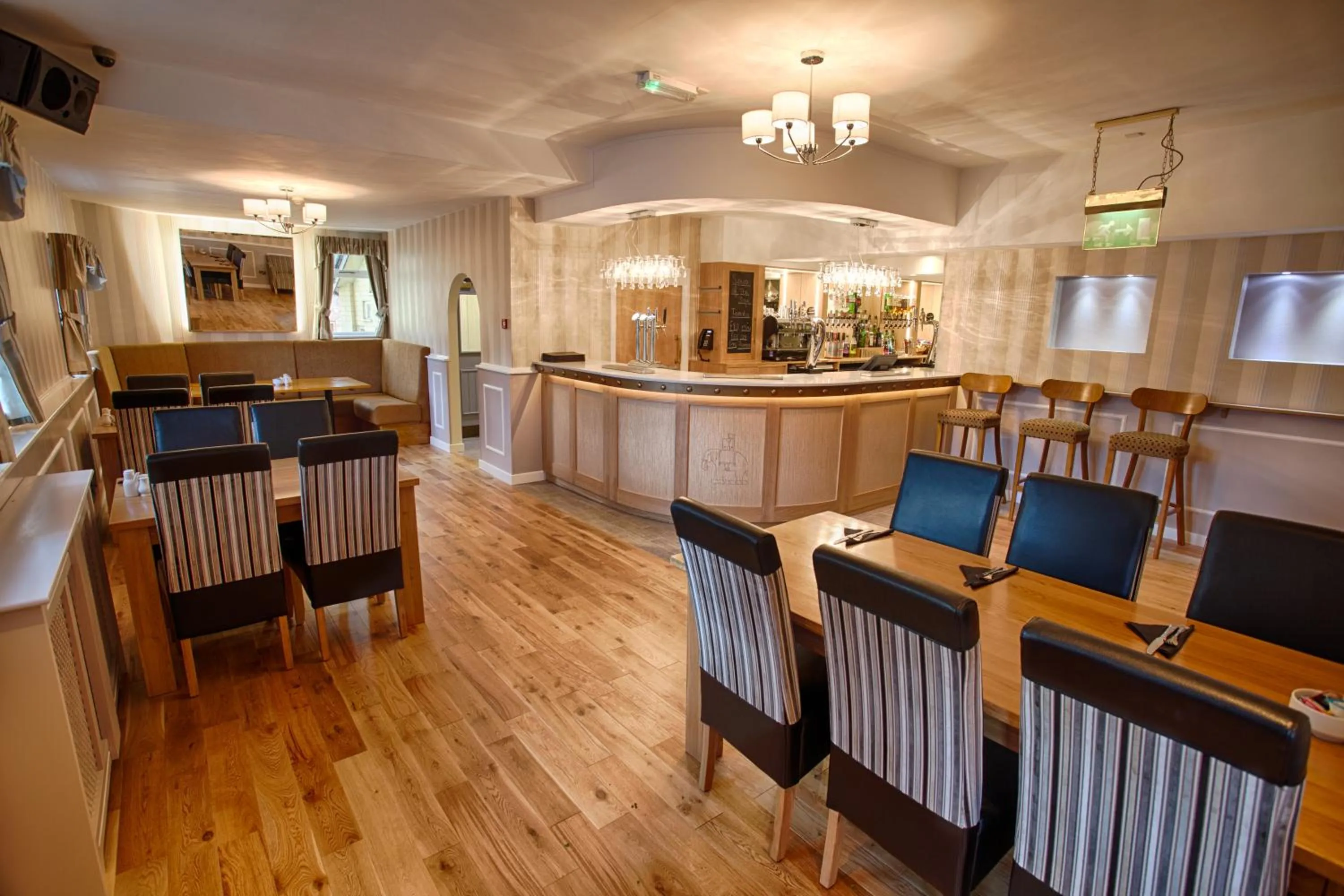 Restaurant/places to eat in The Elephant & Castle Hotel