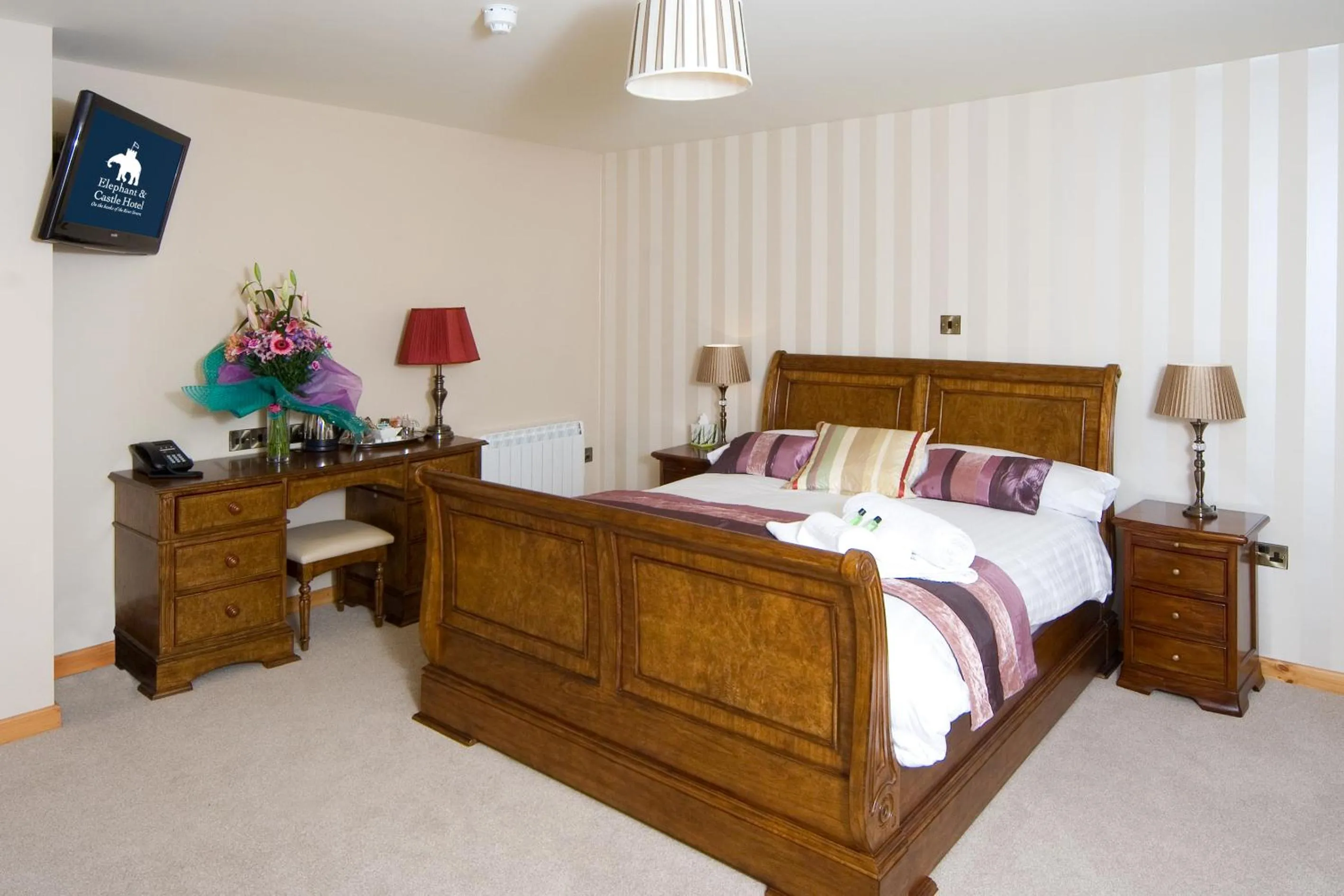 Photo of the whole room, Bed in The Elephant & Castle Hotel