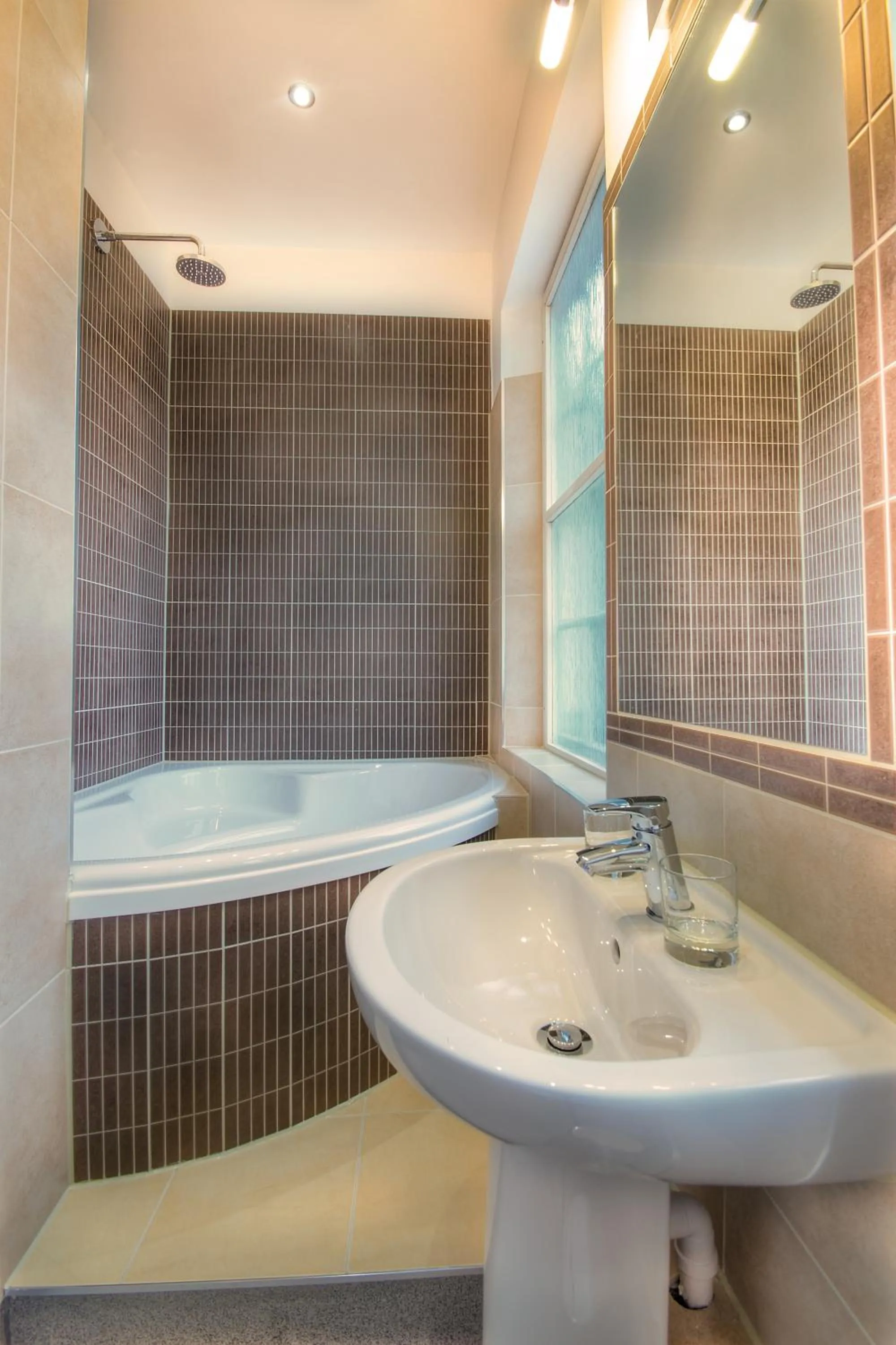 Bathroom in The Elephant & Castle Hotel