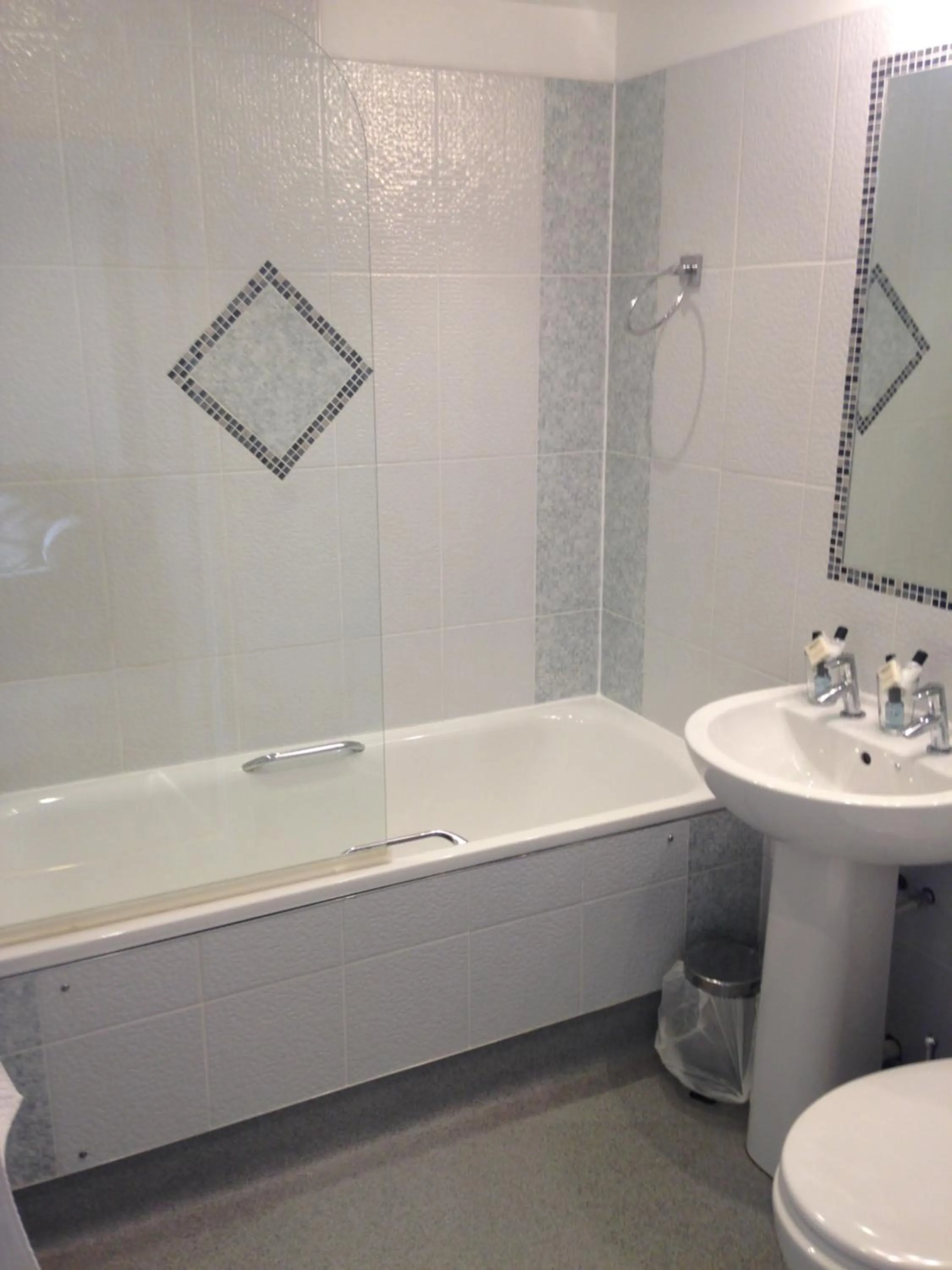 Bathroom in The Elephant & Castle Hotel