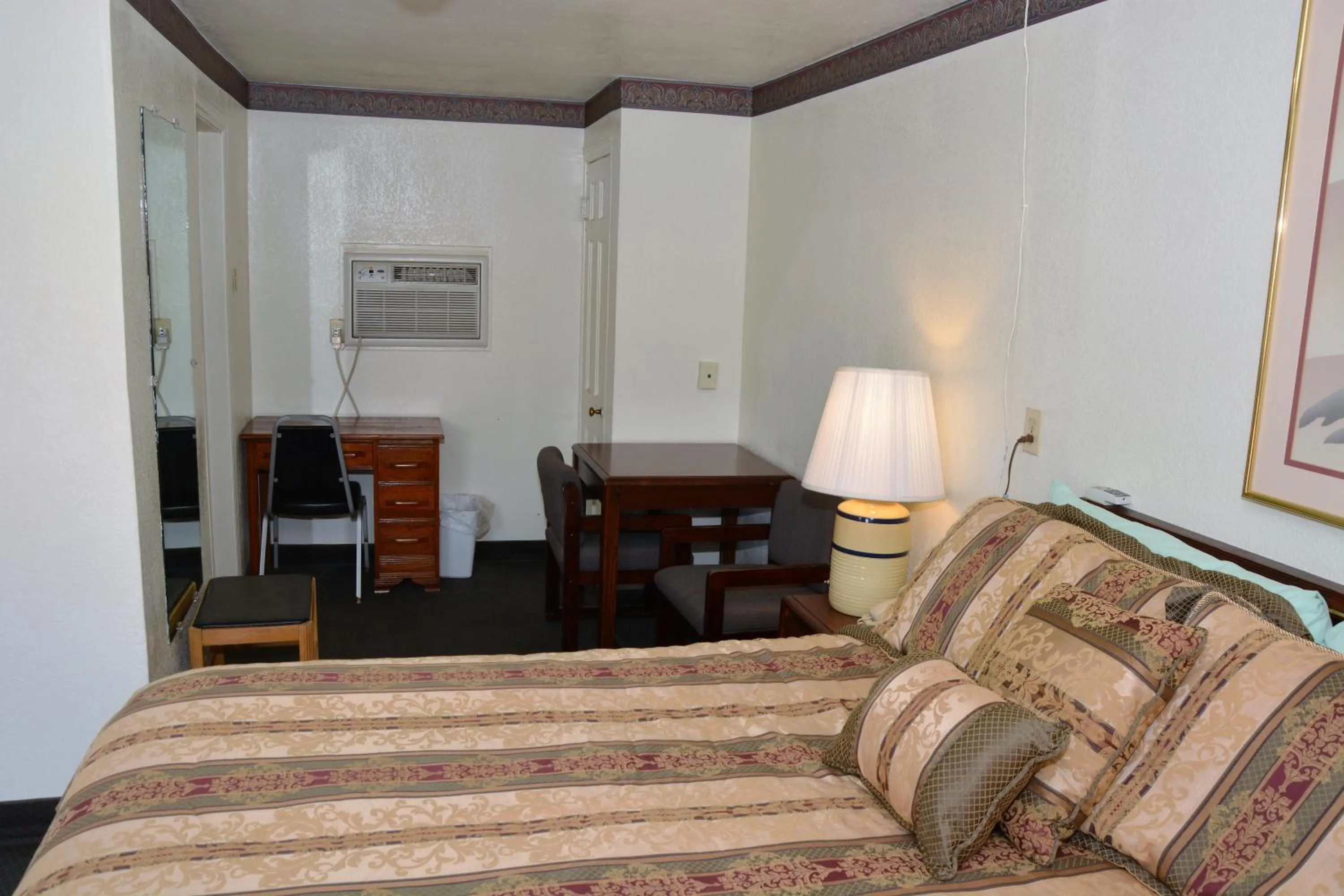 Bed in Budget Inn of Brownfield