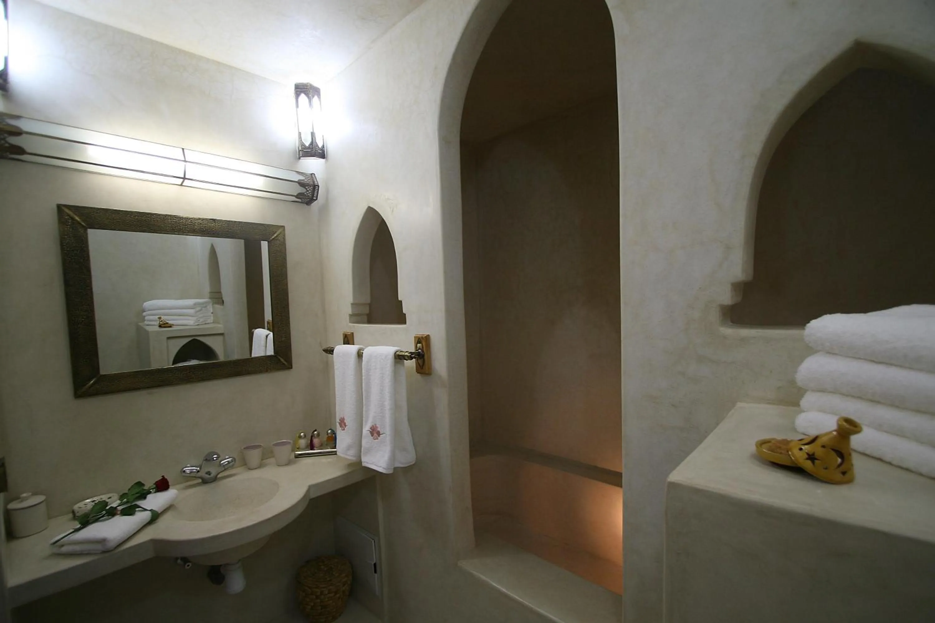 Bathroom, Bed in Riad Alili