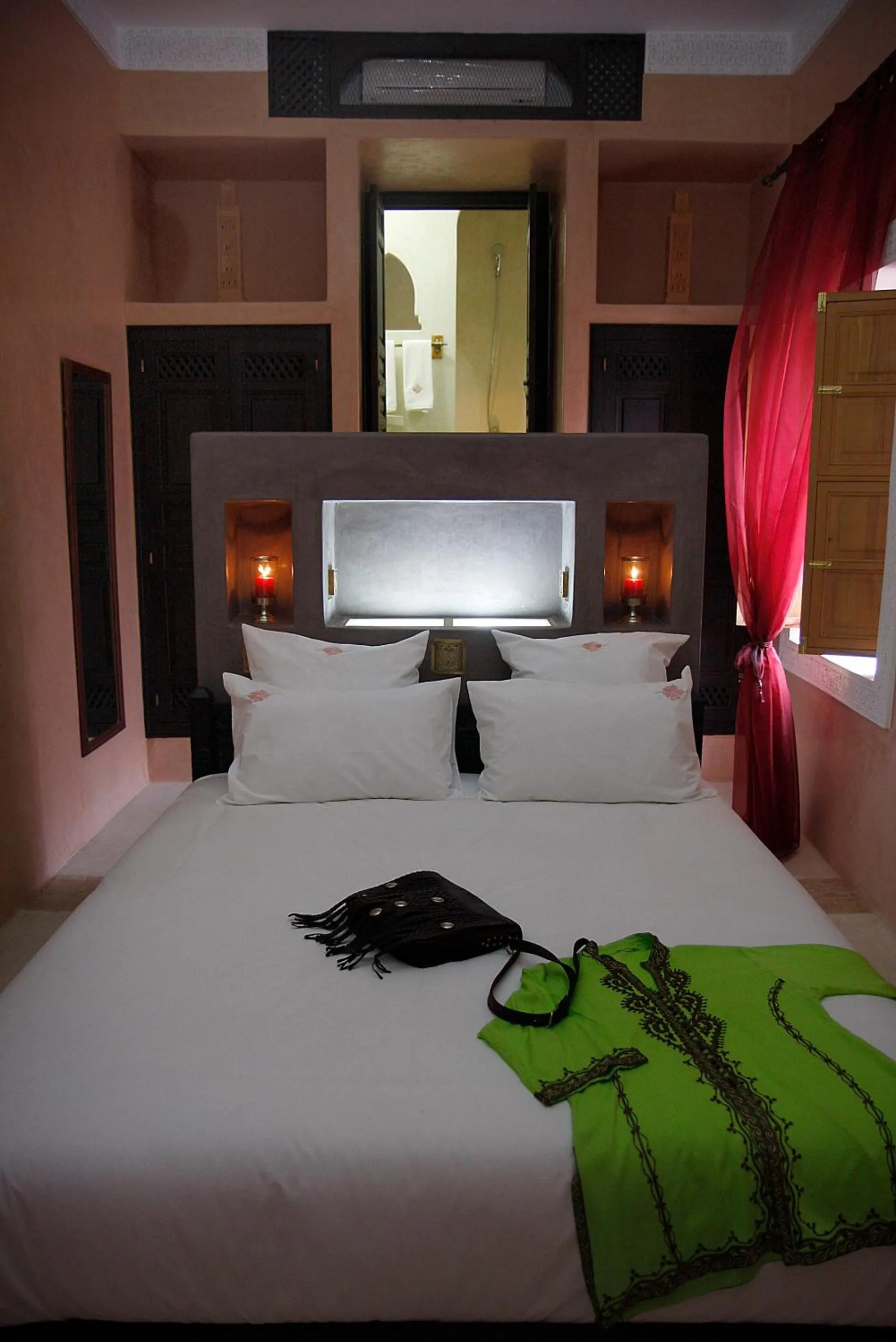 Photo of the whole room, Bed in Riad Alili