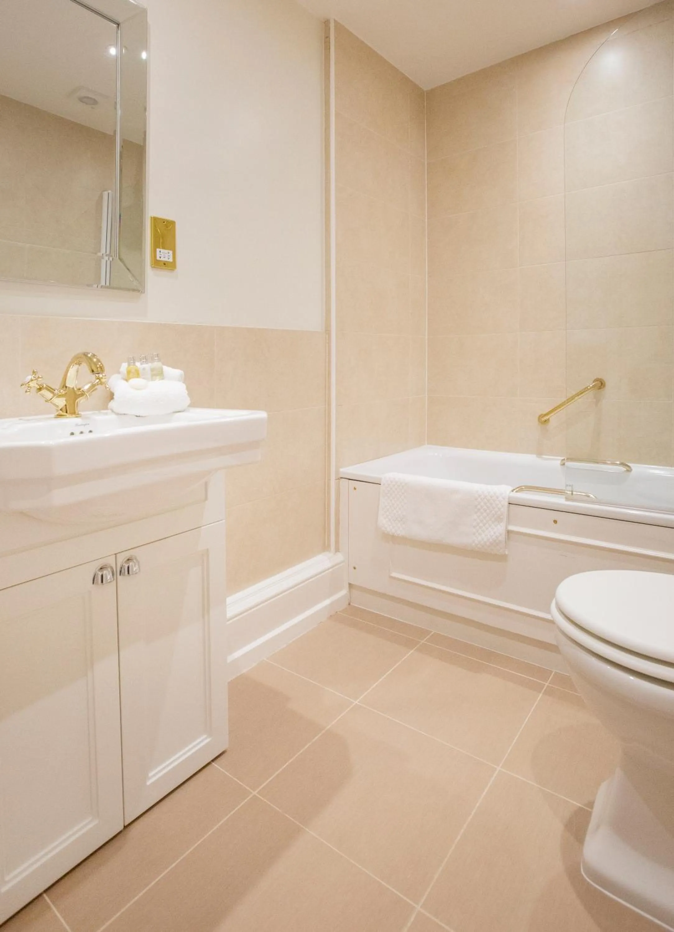 Toilet in Lords Of The Manor