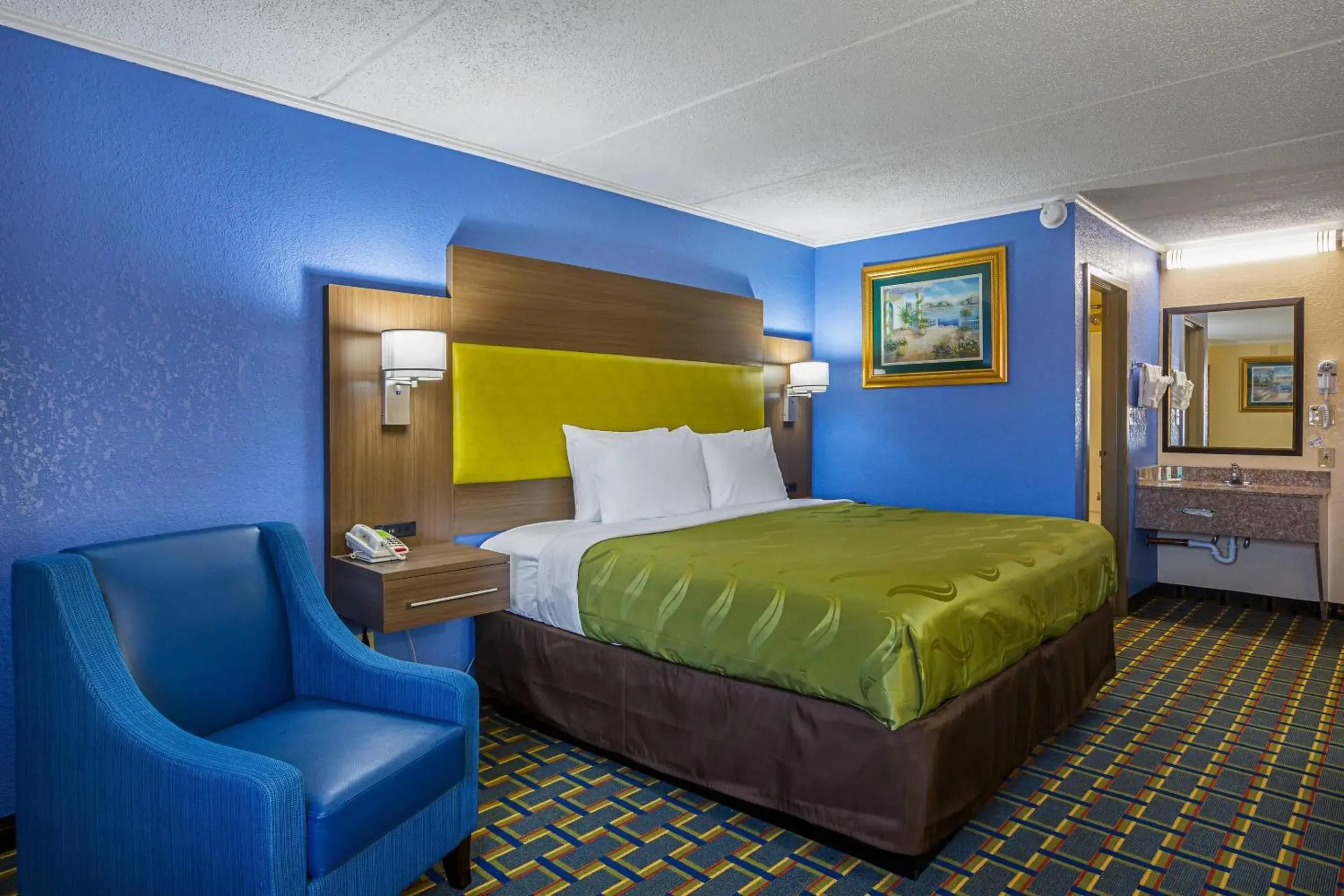 Bedroom, Bed in Quality Inn & Suites near Six Flags East Bedroom, Bed in Quality Inn & Suites near Six Flags East
