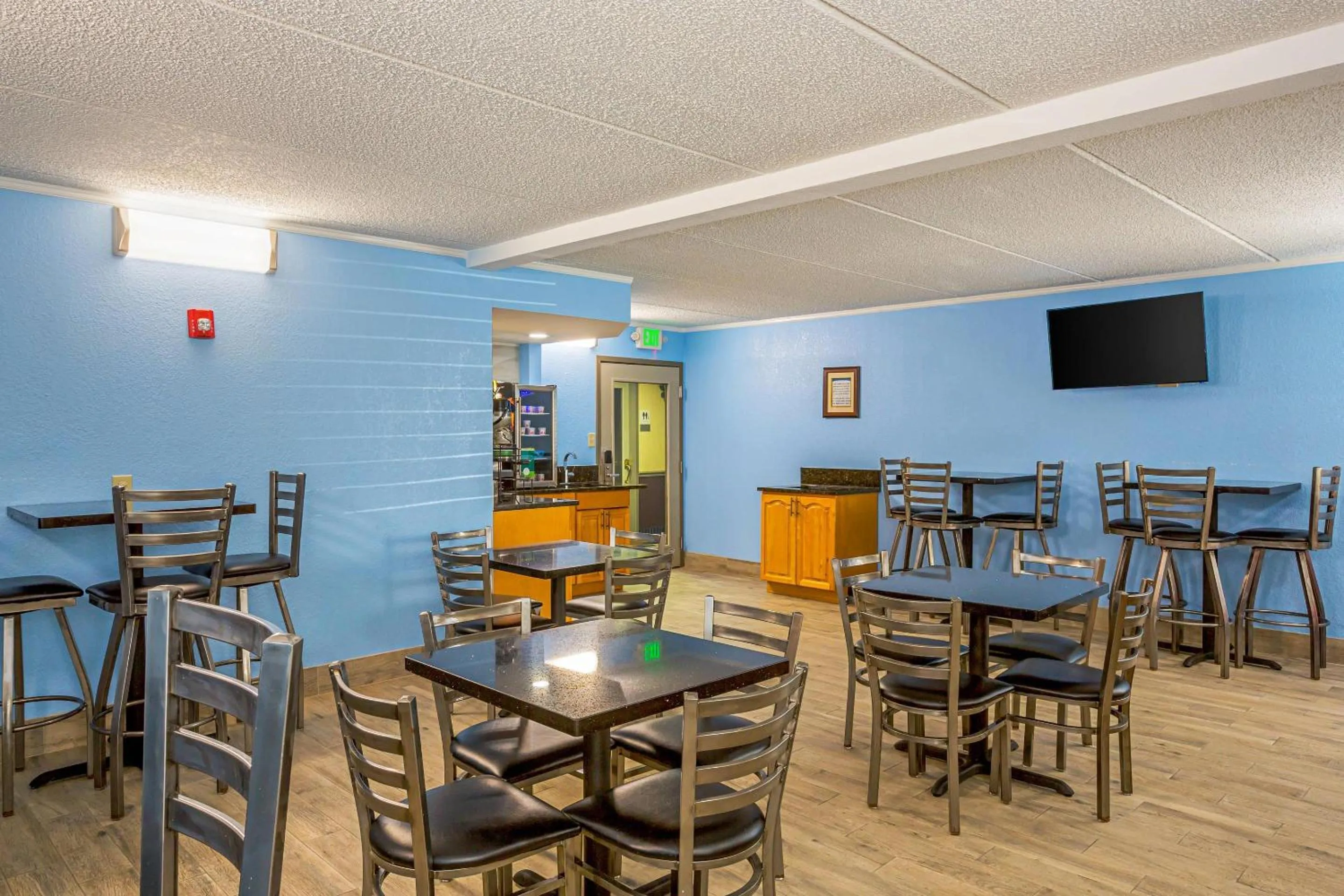 Breakfast in Quality Inn & Suites near Six Flags East