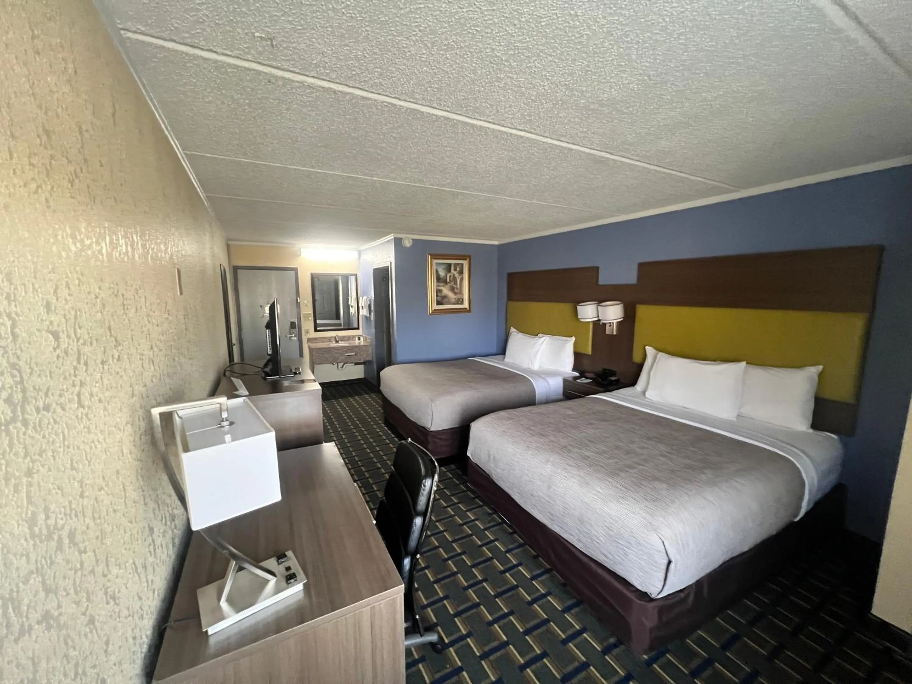 Bedroom, Bed in Quality Inn & Suites near Six Flags East