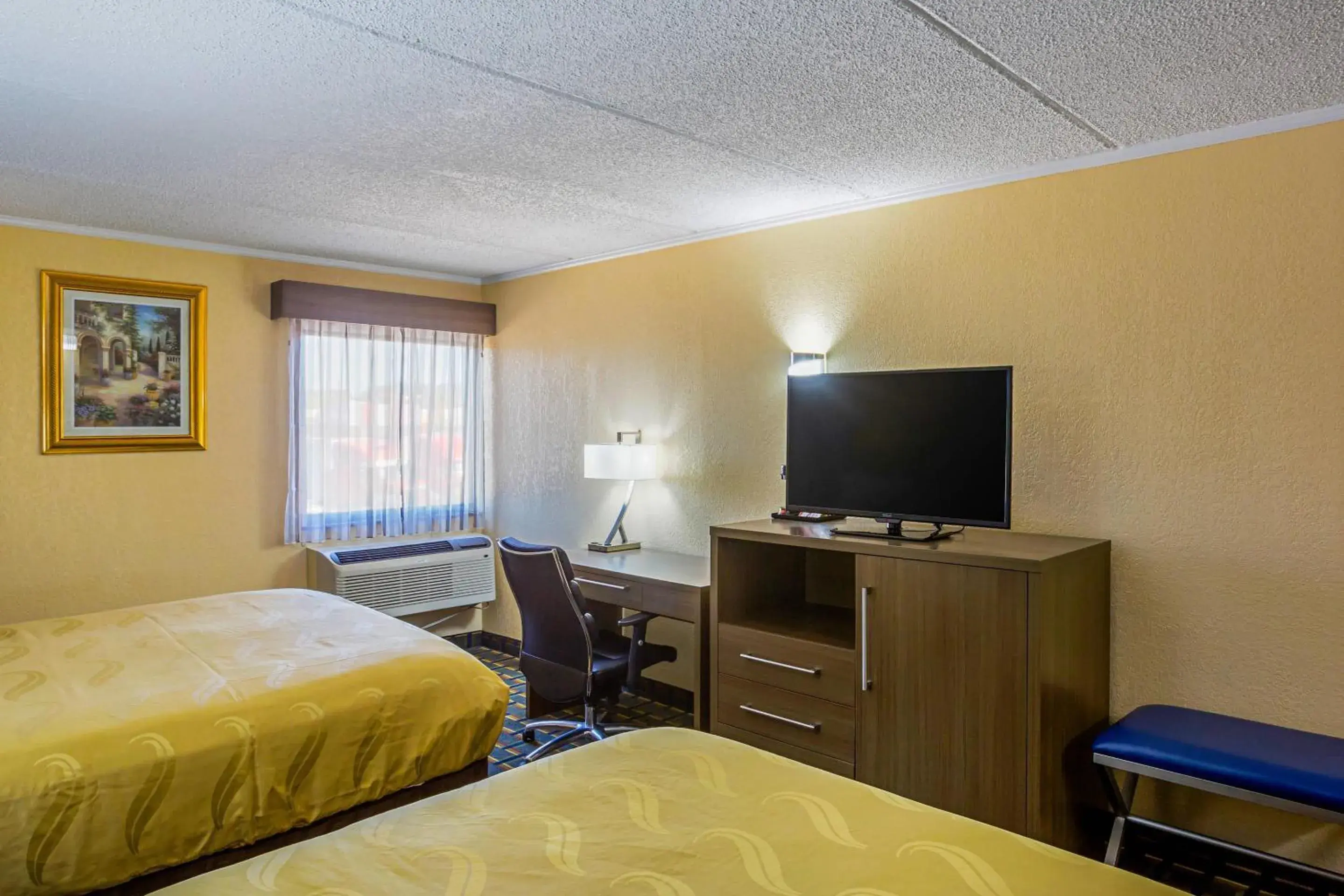 Bedroom, Bed in Quality Inn & Suites near Six Flags East Bedroom, Bed in Quality Inn & Suites near Six Flags East