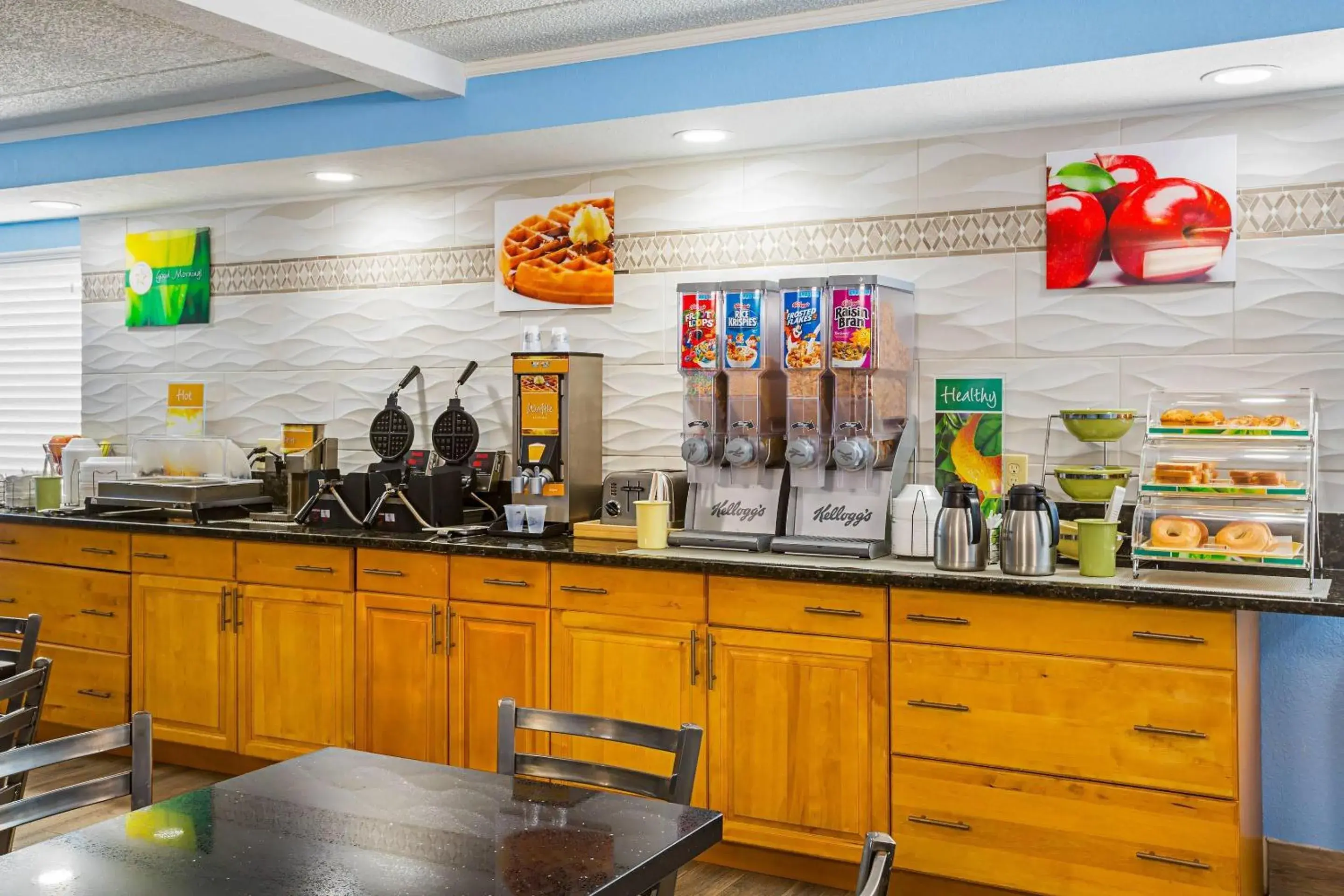 Breakfast in Quality Inn & Suites near Six Flags East Breakfast in Quality Inn & Suites near Six Flags East