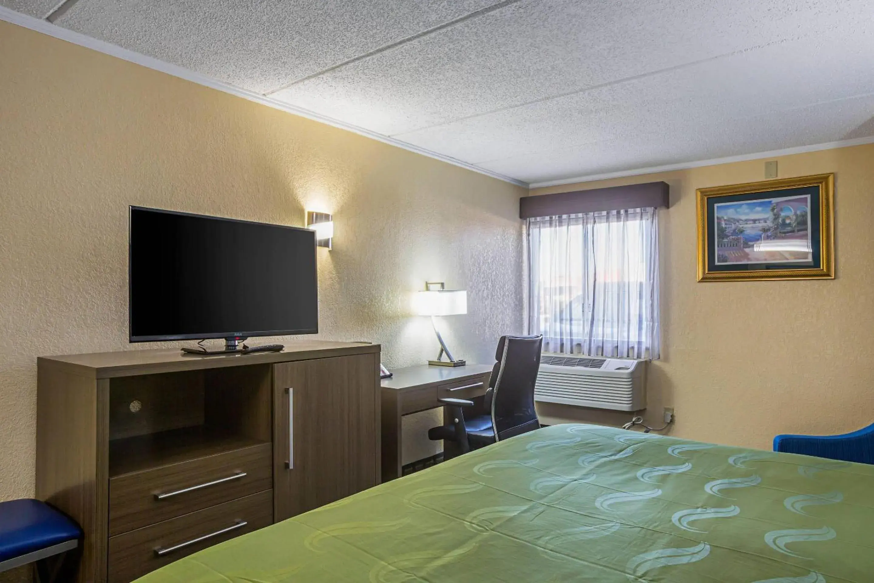 Bedroom, Bed in Quality Inn & Suites near Six Flags East Bedroom, Bed in Quality Inn & Suites near Six Flags East