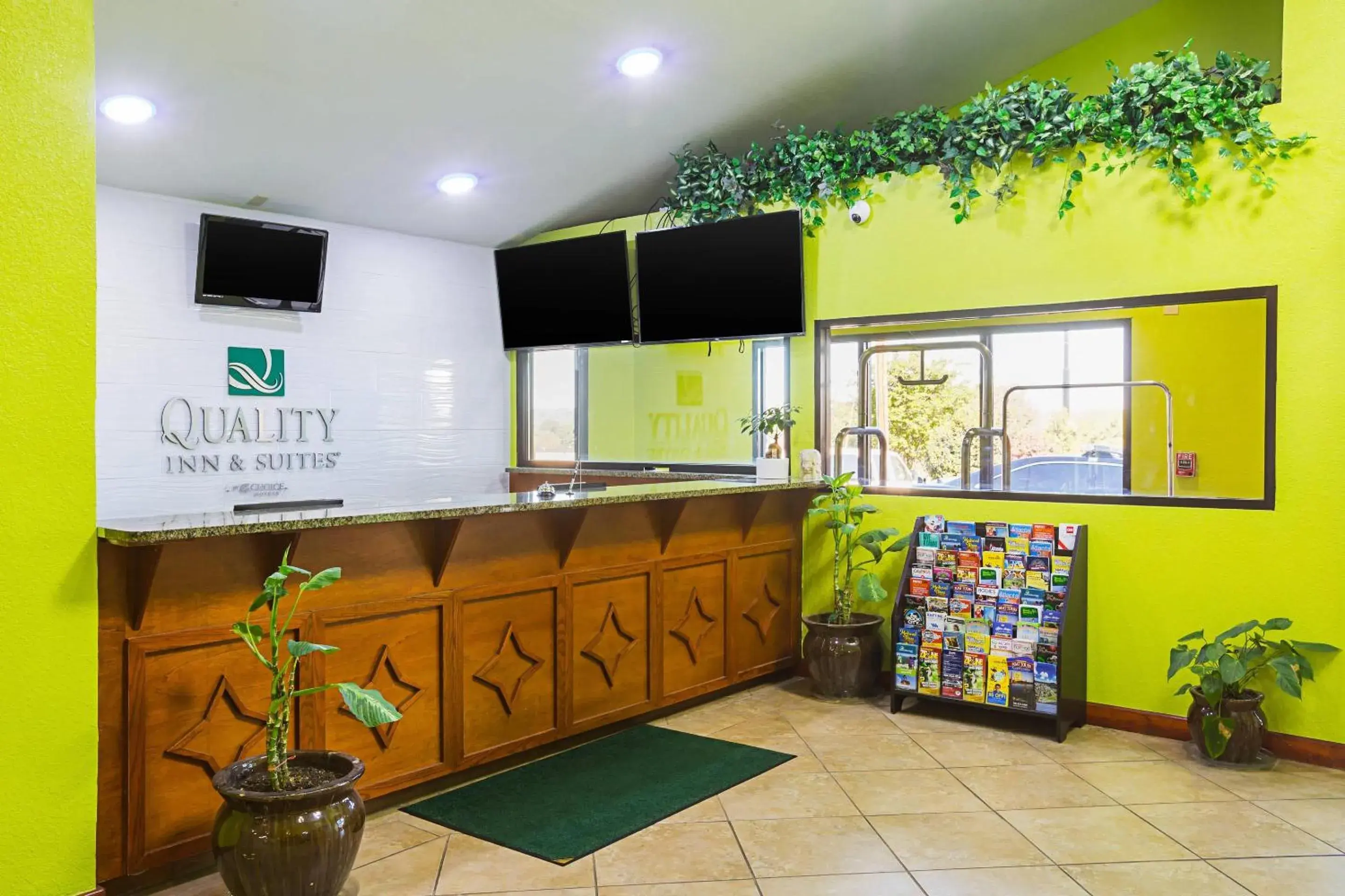 Lobby or reception in Quality Inn & Suites near Six Flags East Lobby or reception in Quality Inn & Suites near Six Flags East