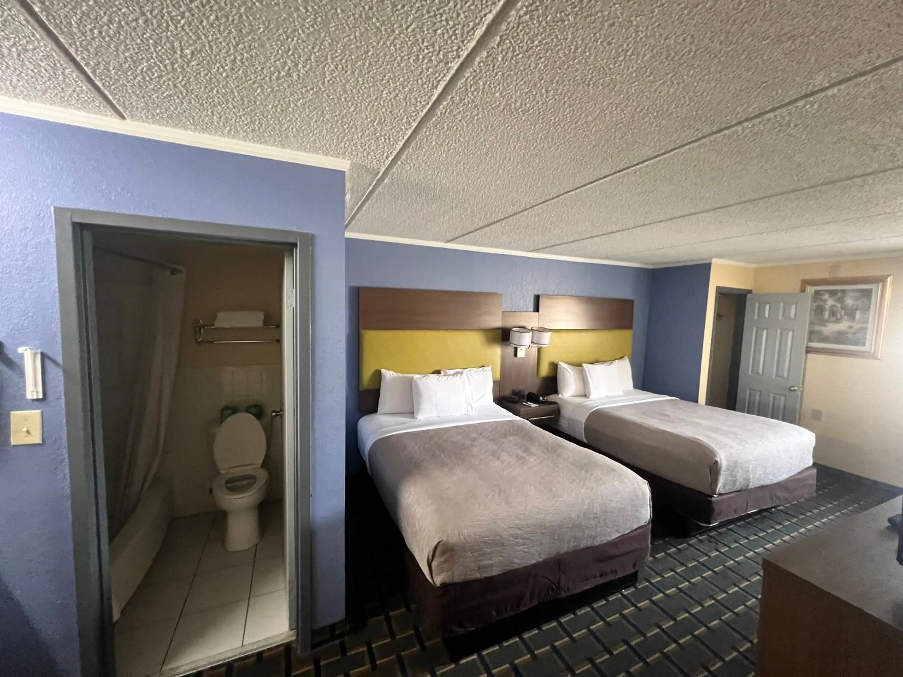 Bedroom, Bed in Quality Inn & Suites near Six Flags East