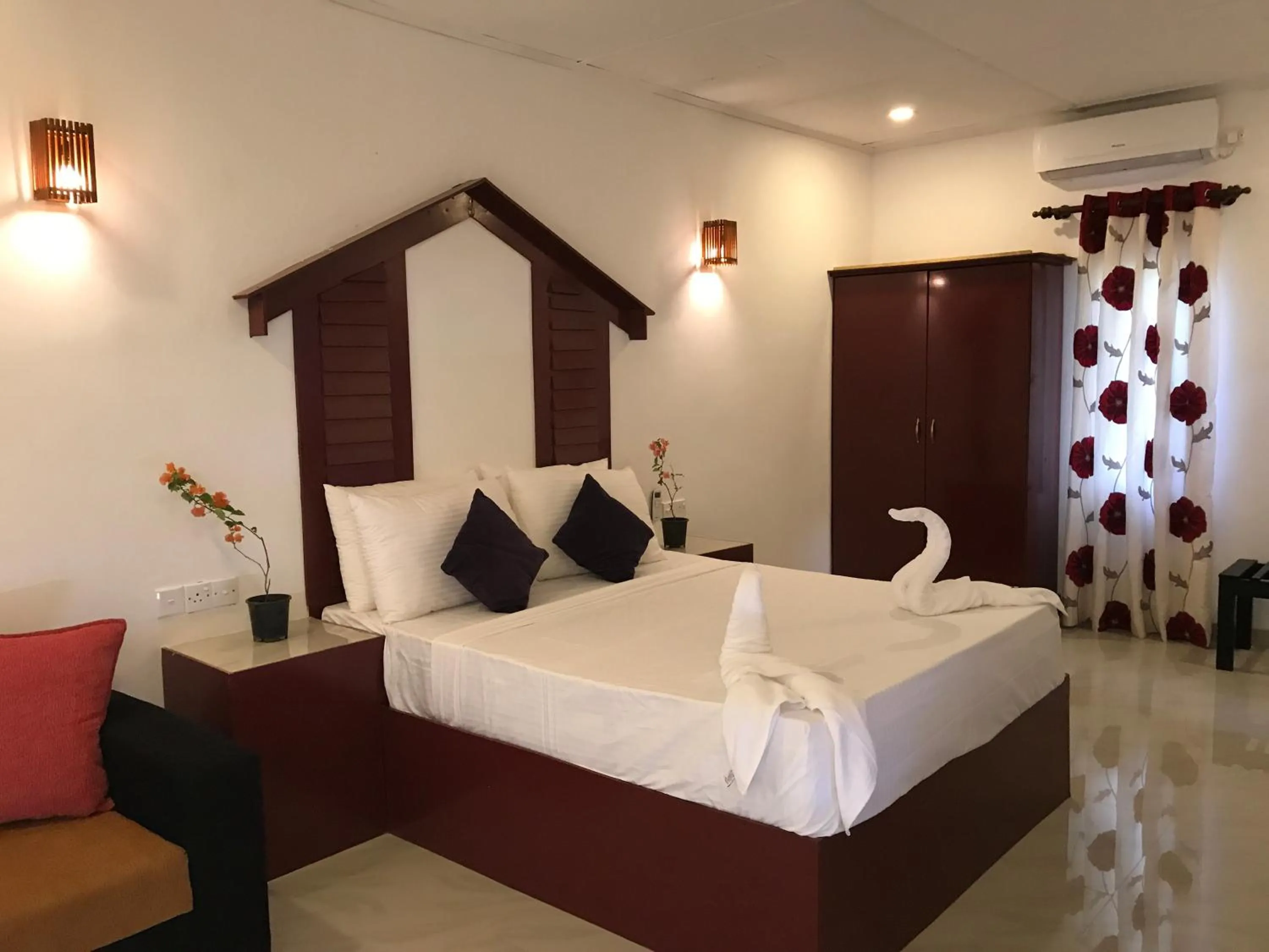 Bed in Sunshine Resort & Spa Sigiriya