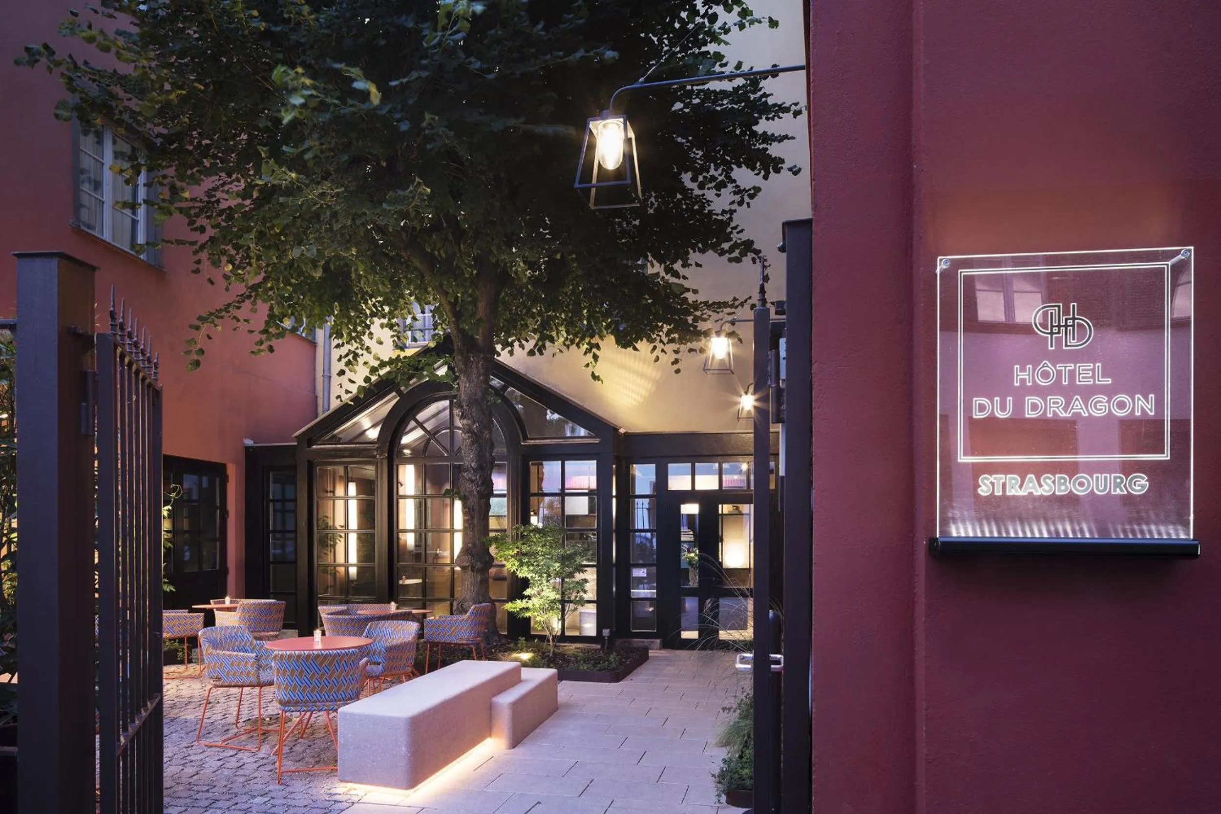 Patio in Hôtel Du Dragon