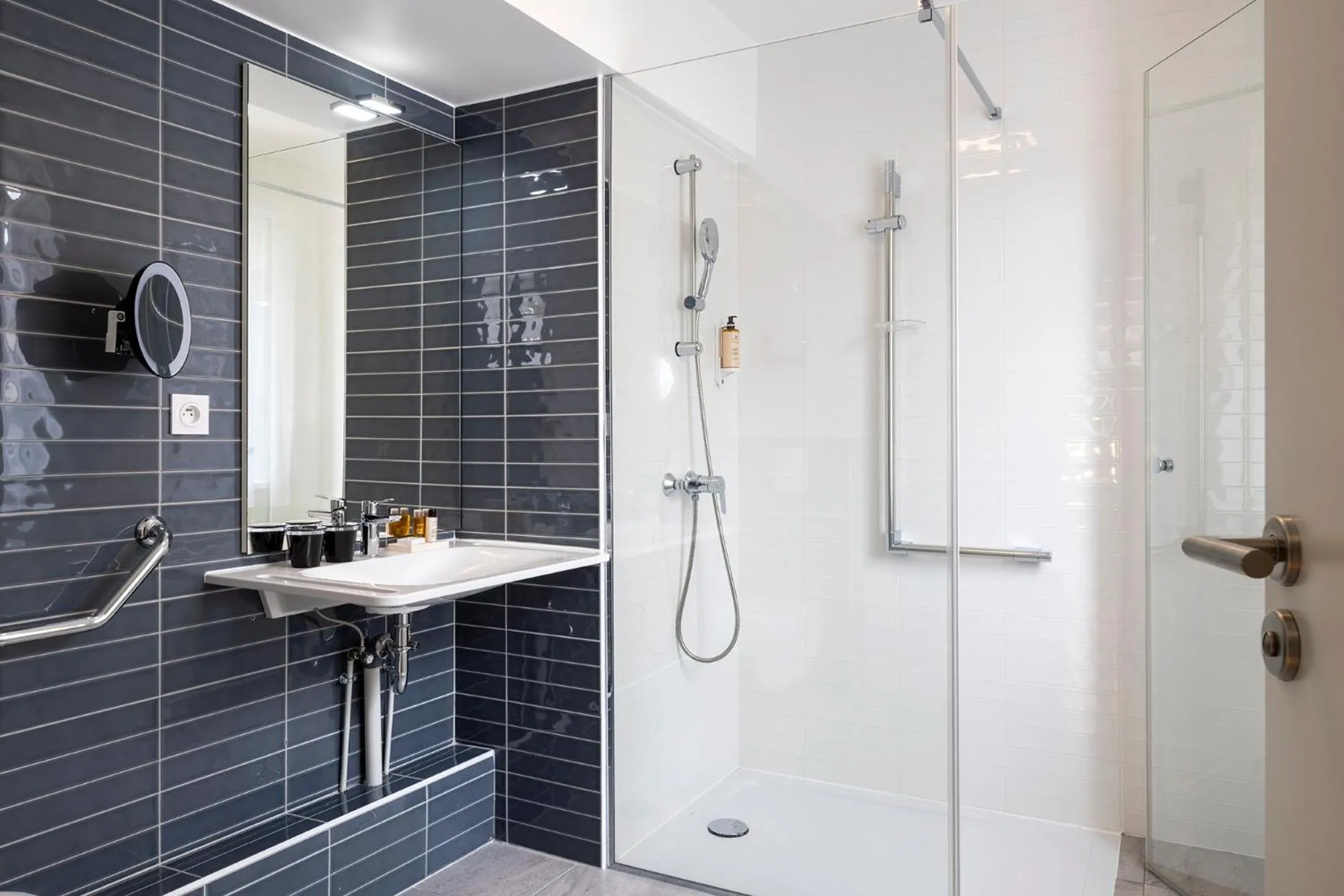 Bathroom in Hôtel Du Dragon