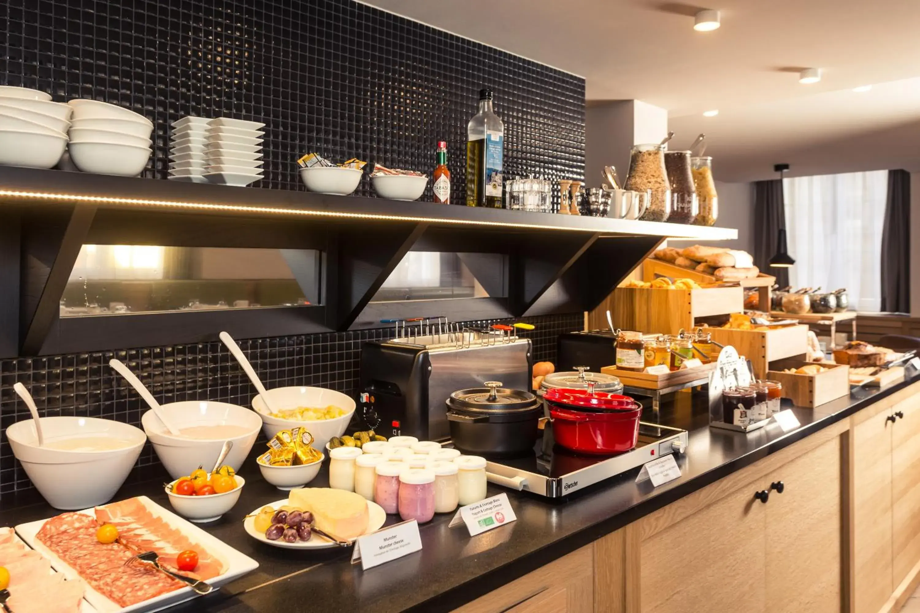 Food and drinks in Hôtel Du Dragon Food and drinks in Hôtel Du Dragon