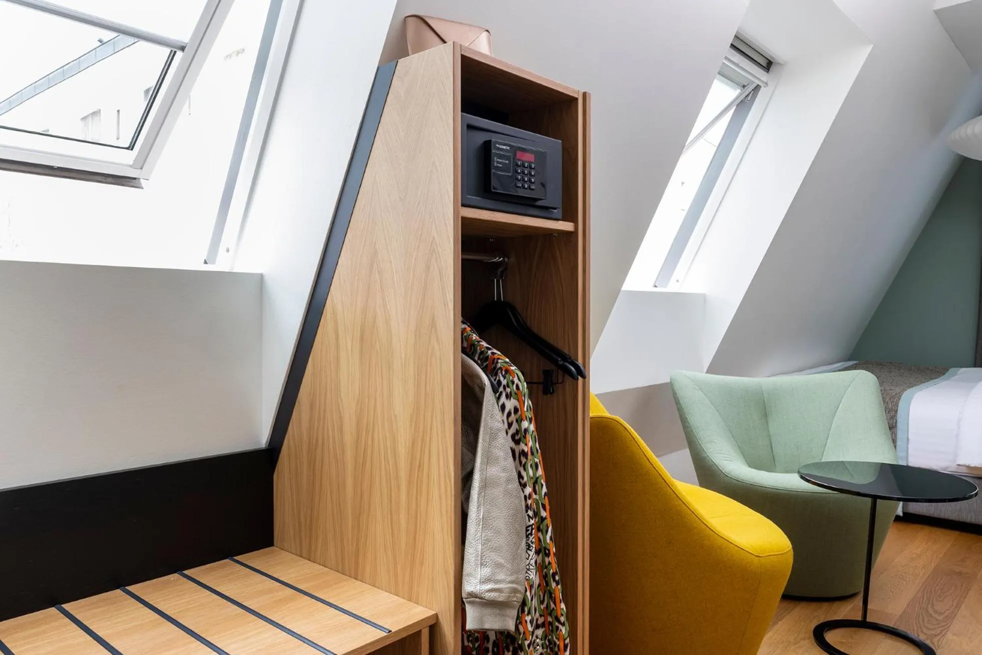 hair dresser, Bed in Hôtel Du Dragon