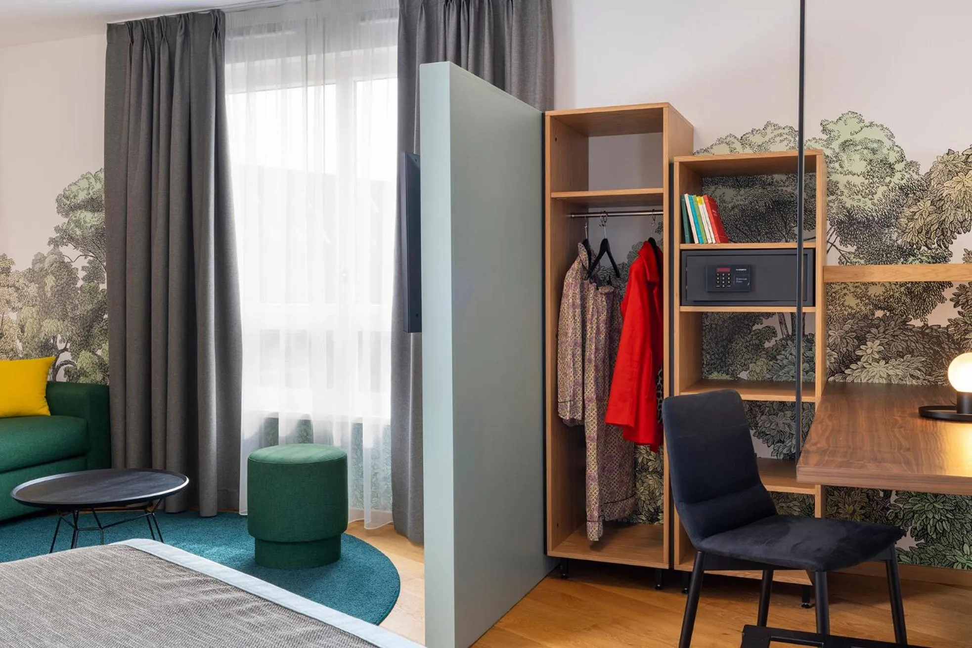 Photo of the whole room, Bed in Hôtel Du Dragon