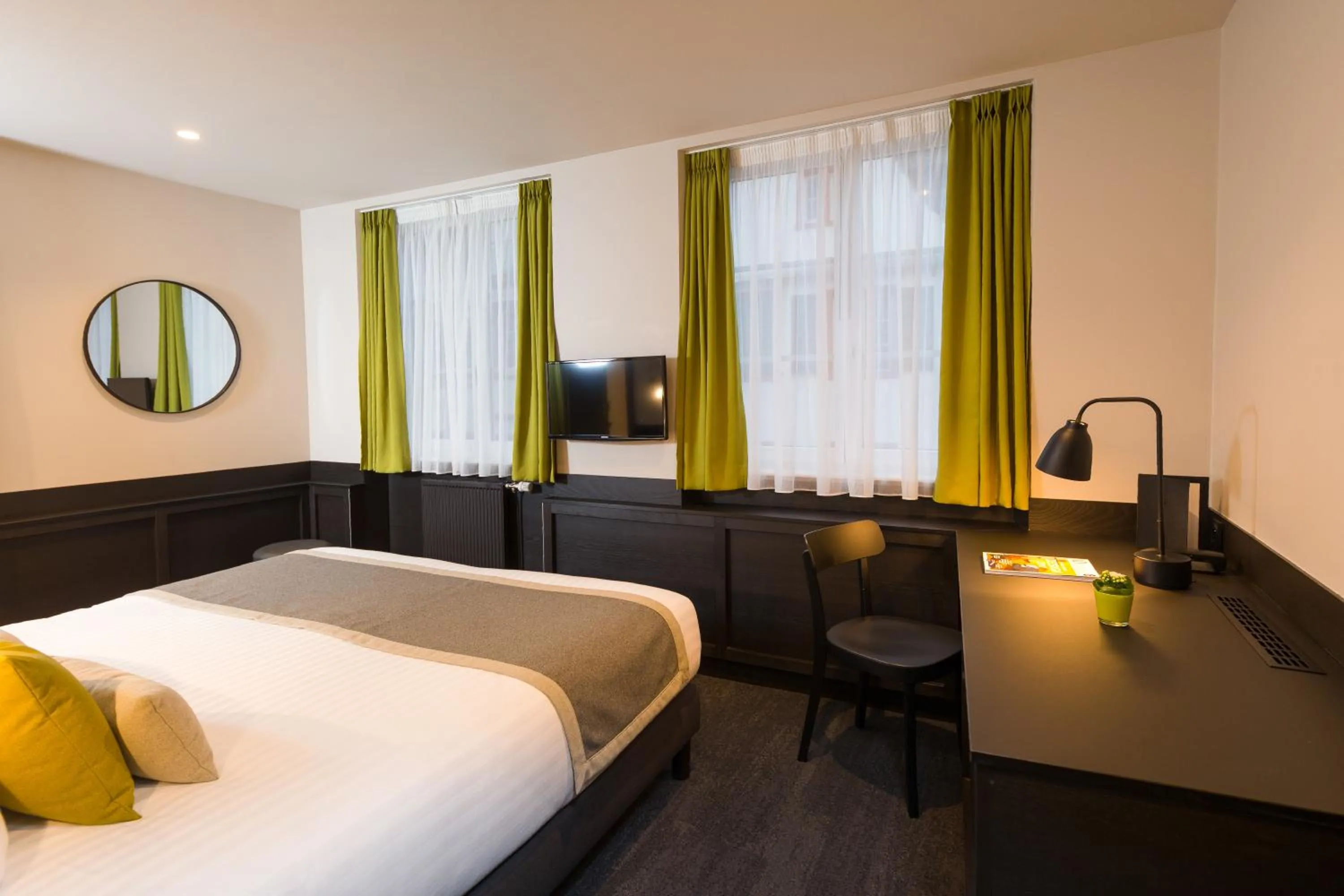 Decorative detail, Bed in Hôtel Du Dragon