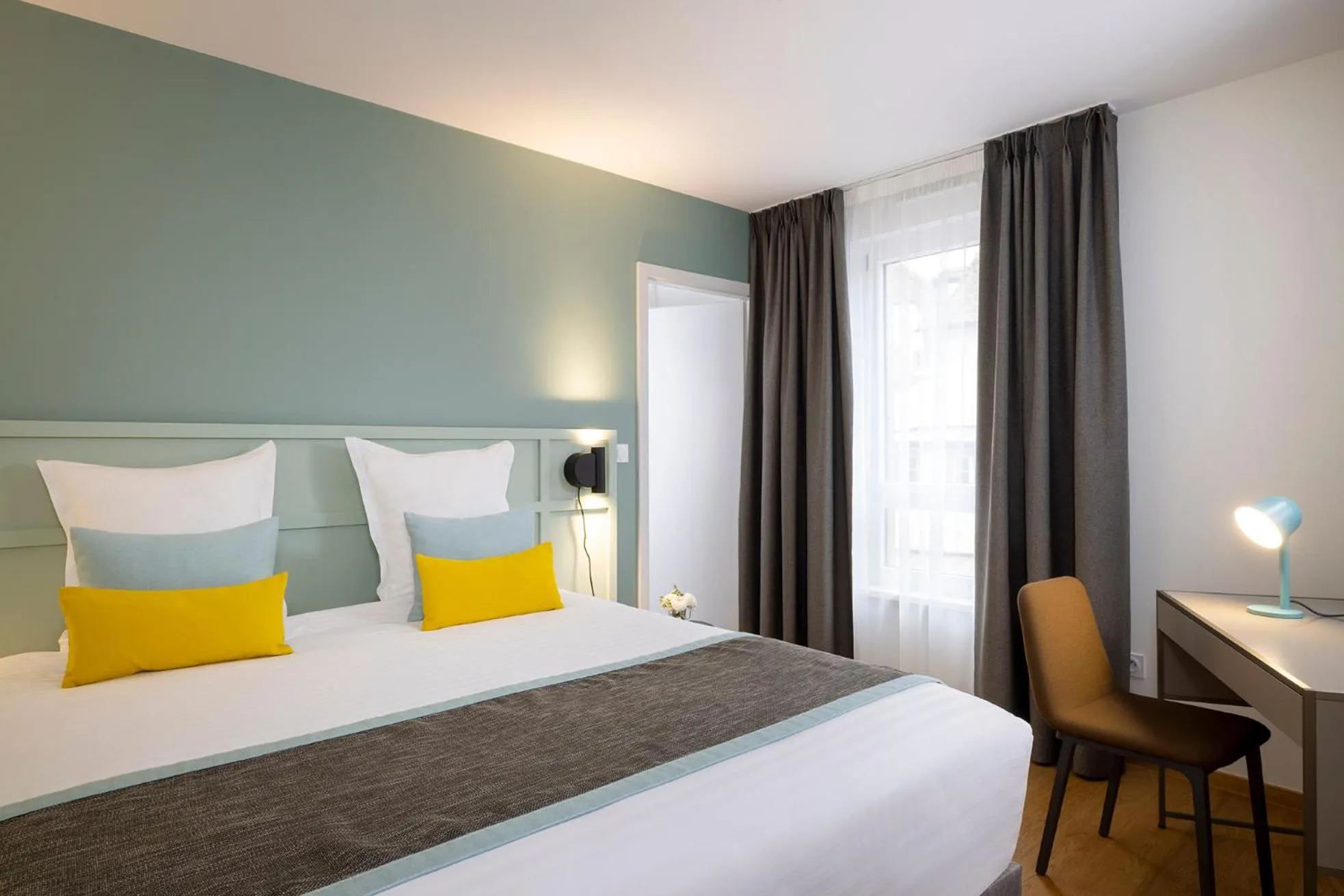 Photo of the whole room, Bed in Hôtel Du Dragon