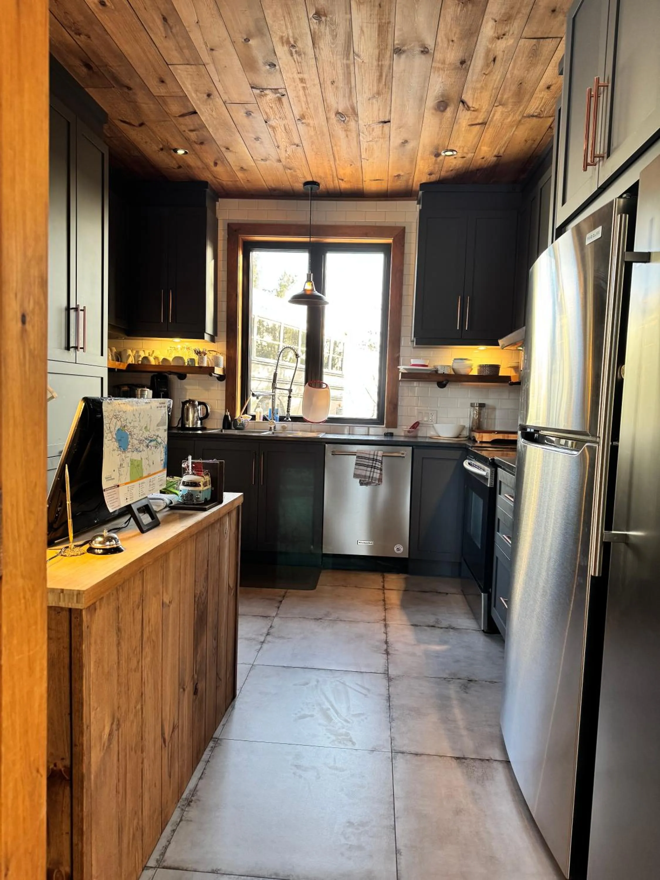 Communal kitchen in Gîte du Haut des Arbres