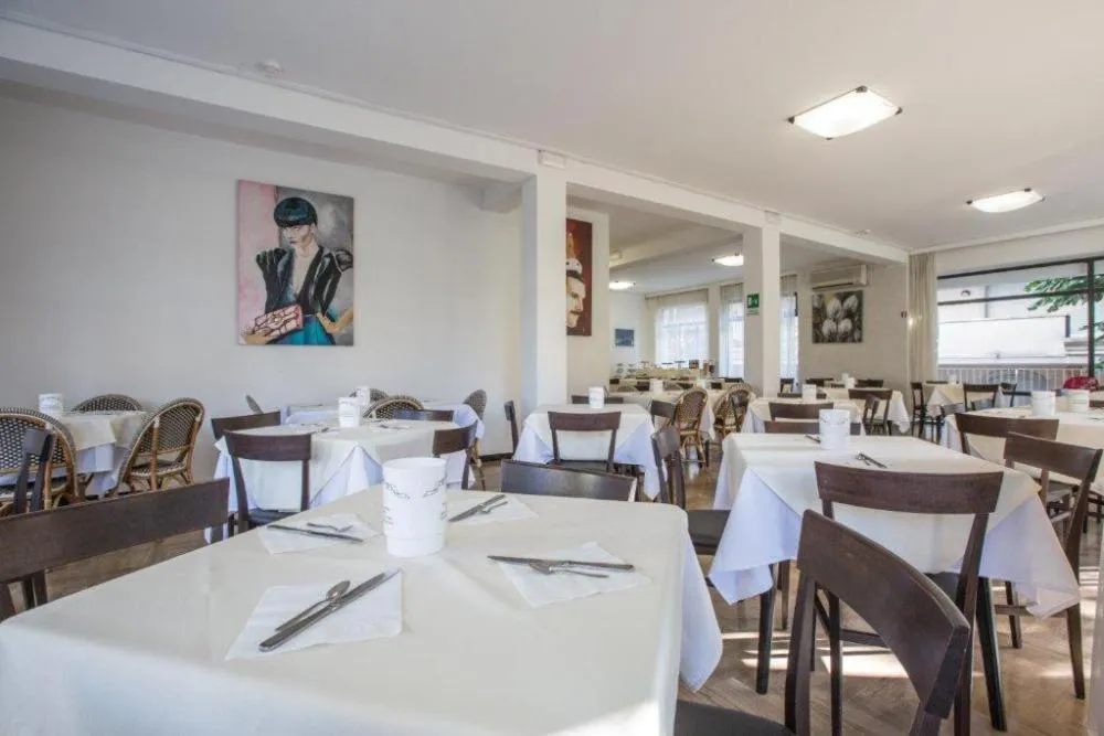 Restaurant/places to eat in Hotel Hollywood