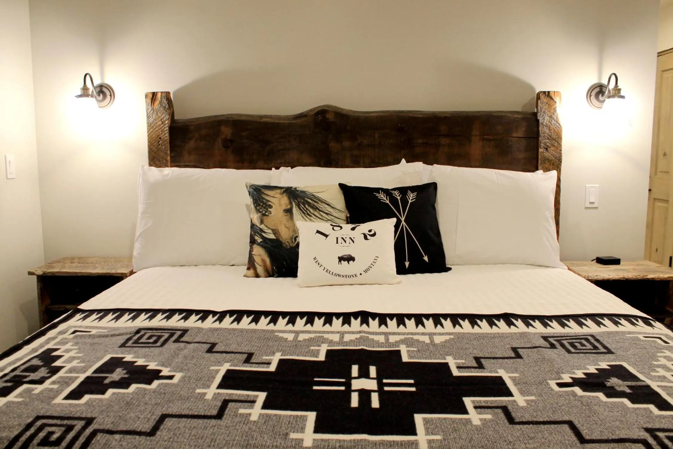 Bed in 1872 Inn - Adults Exclusive