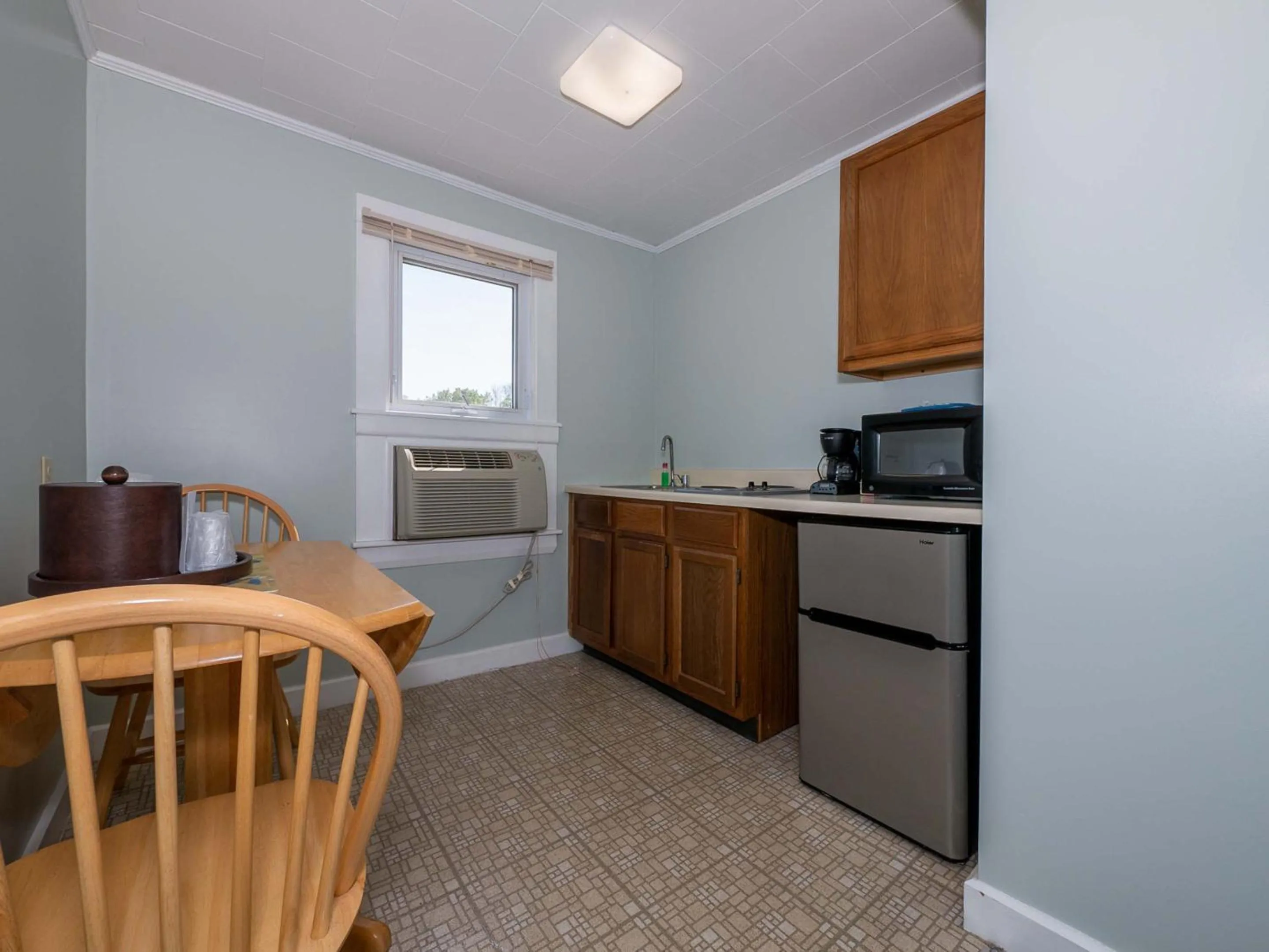 Kitchen or kitchenette in Sea Latch Inn