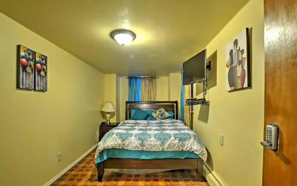 Bed in Two Bedroom Apartment - North East Bronx