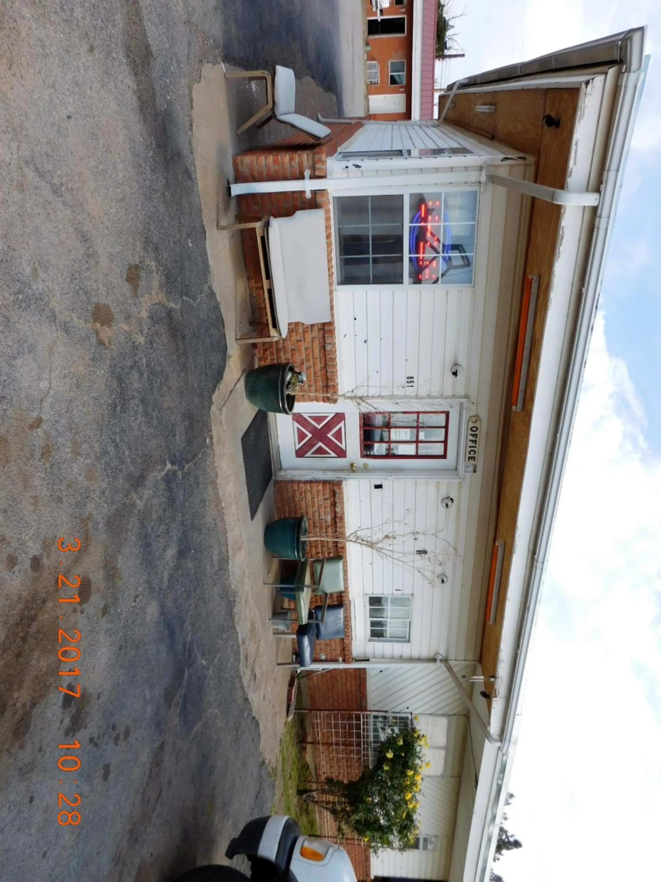 Facade/entrance in American Star Inn