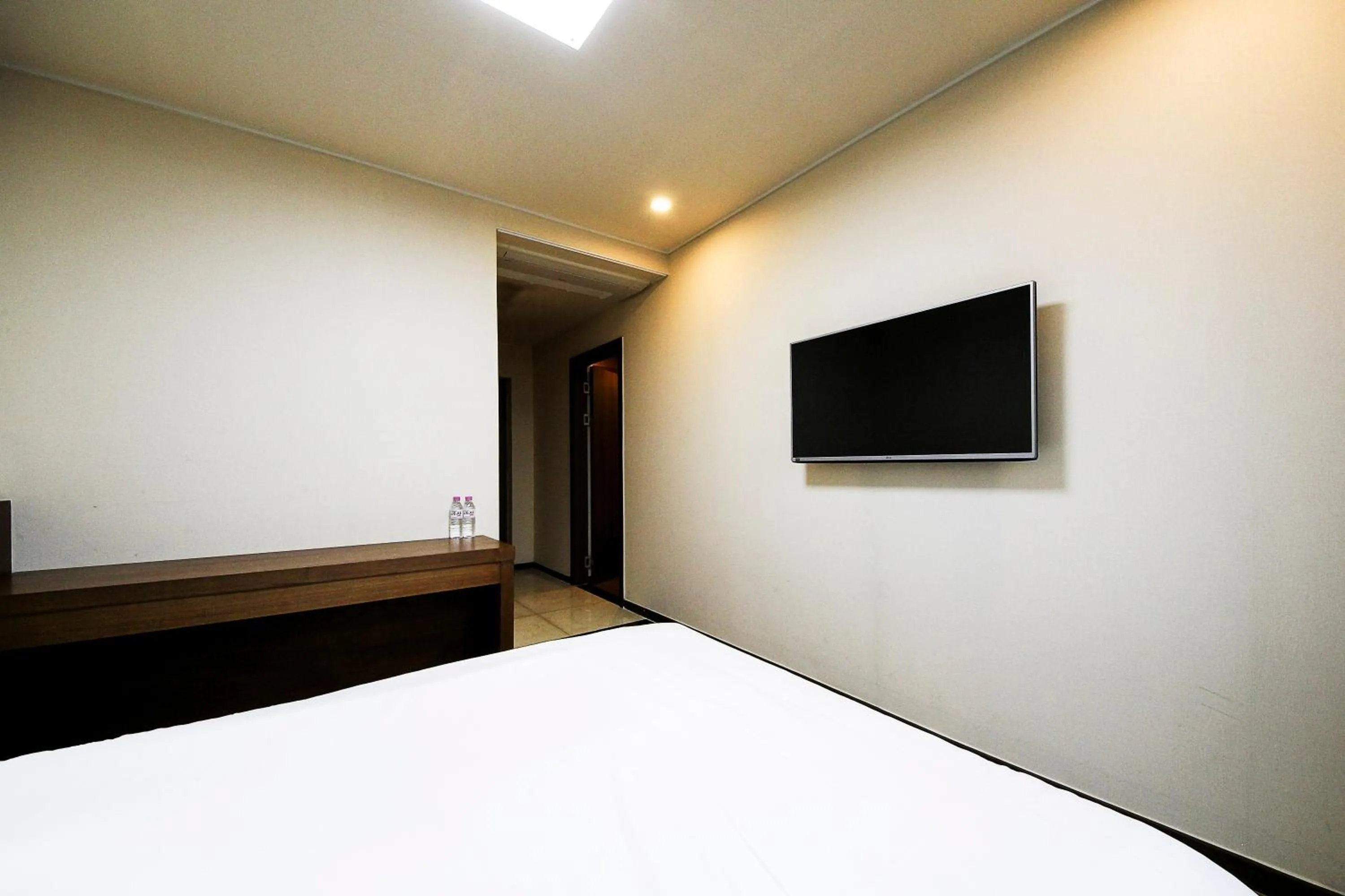 Photo of the whole room, Bed in Jeju Jungmun Ocean Blue Hotel