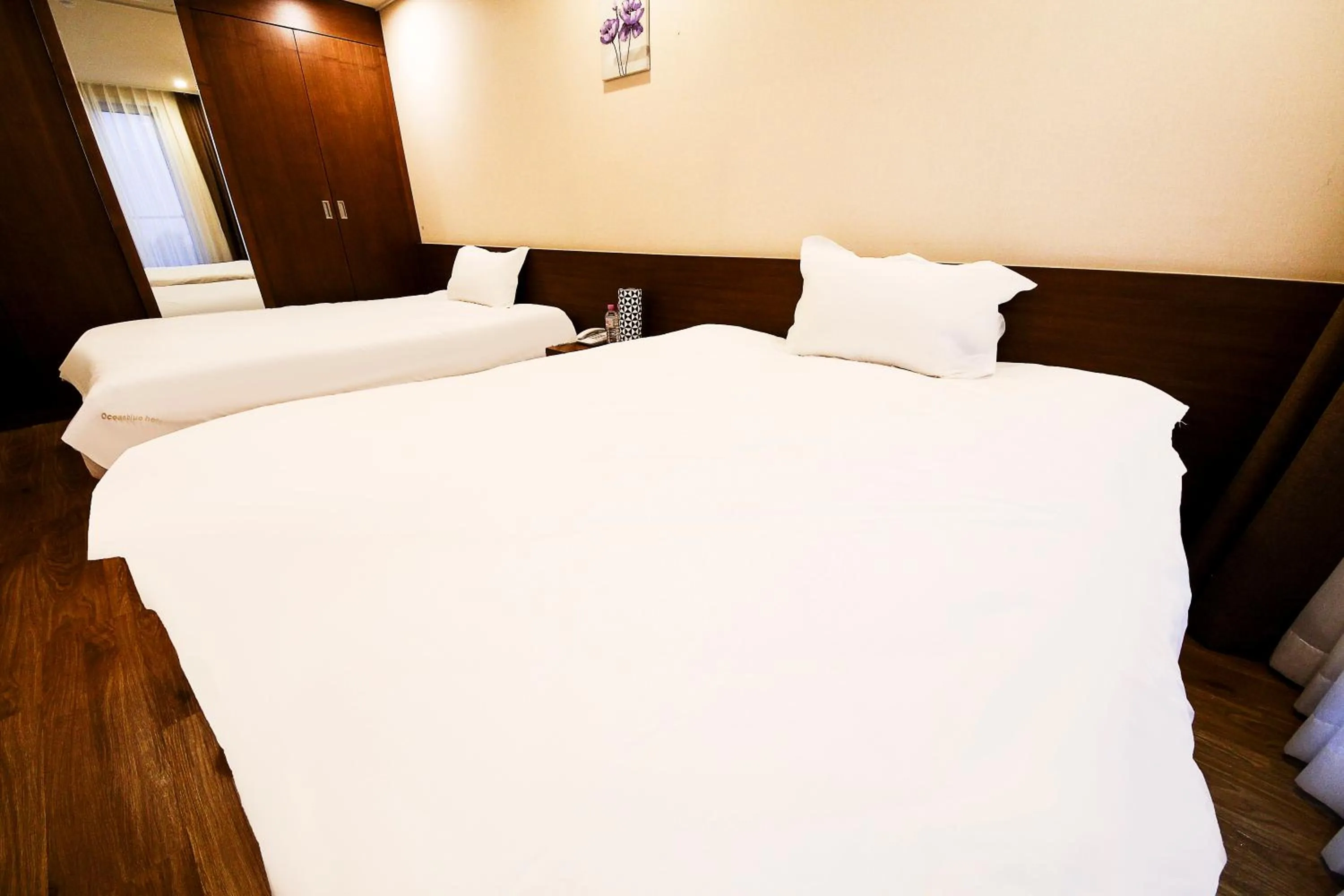 Photo of the whole room, Bed in Jeju Jungmun Ocean Blue Hotel