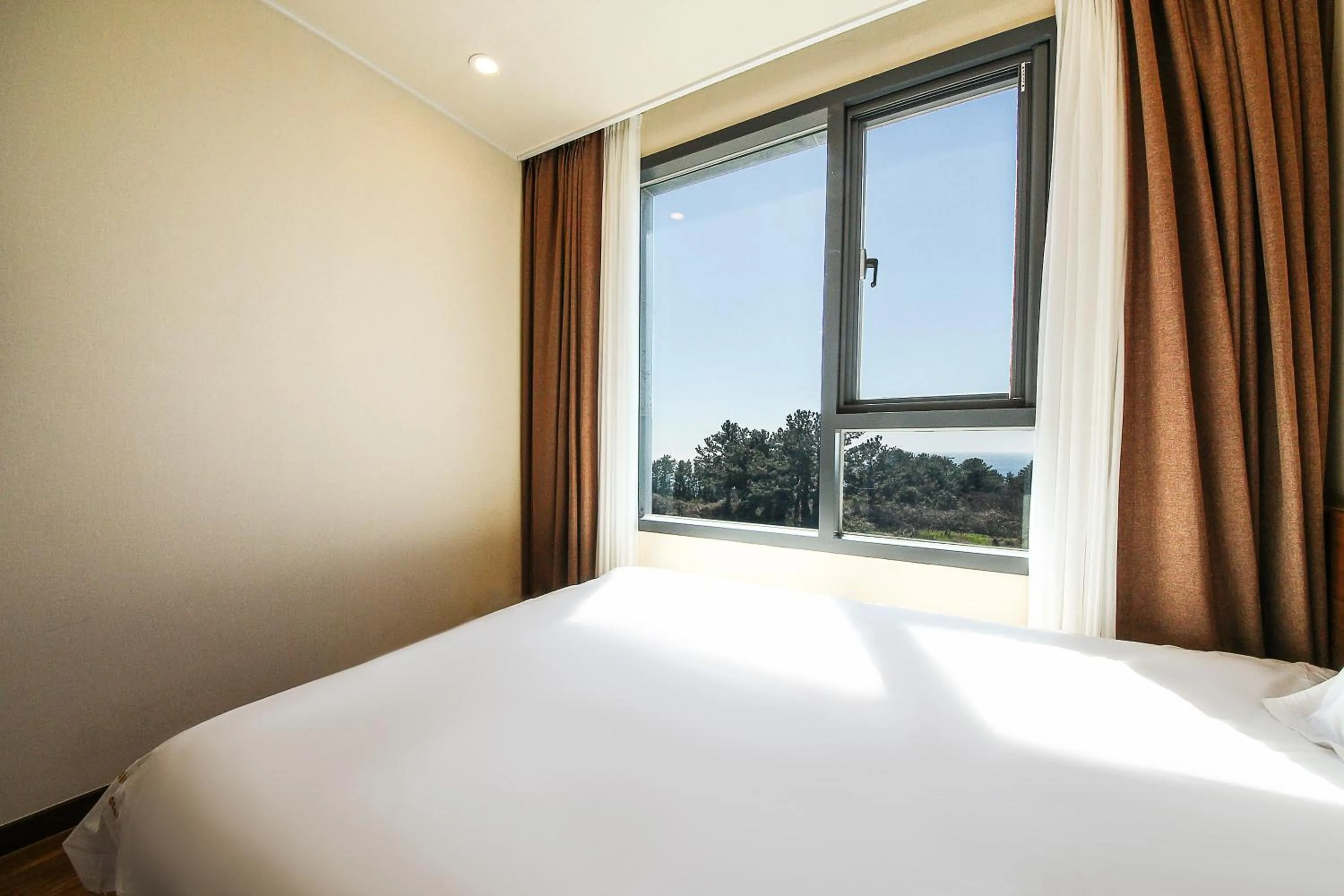 Bed in Jeju Jungmun Ocean Blue Hotel