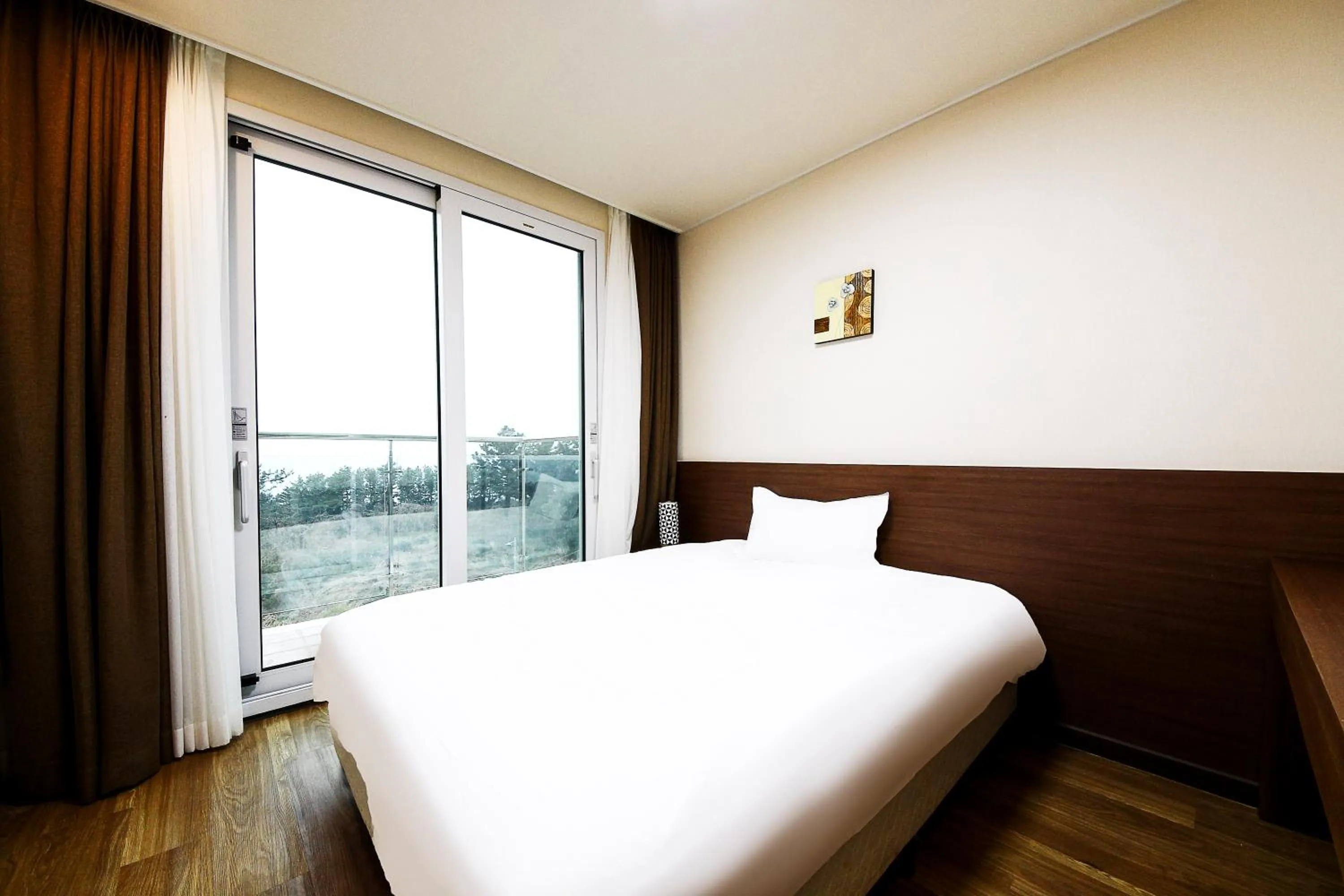 Photo of the whole room, Bed in Jeju Jungmun Ocean Blue Hotel