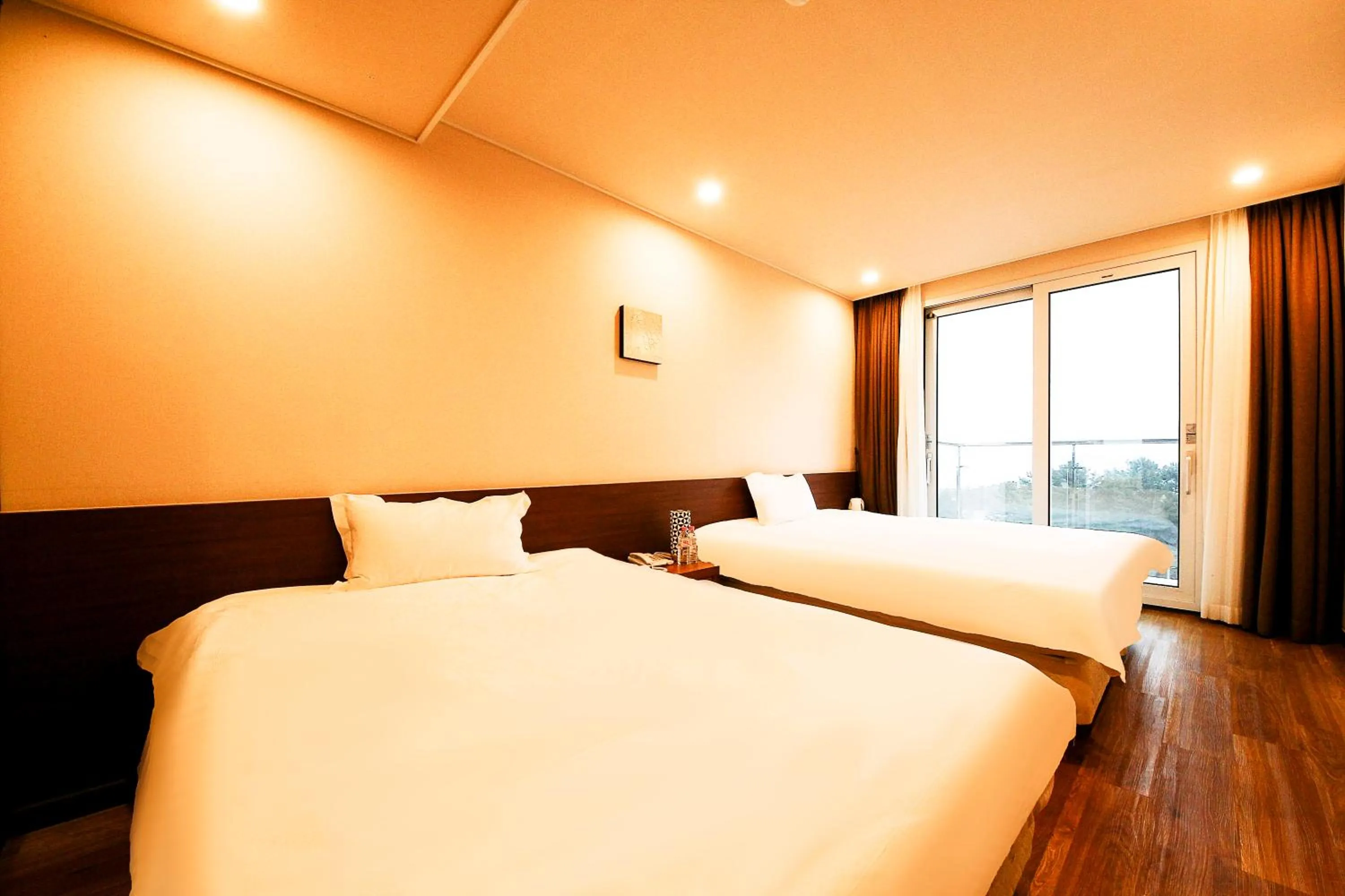 Photo of the whole room, Bed in Jeju Jungmun Ocean Blue Hotel