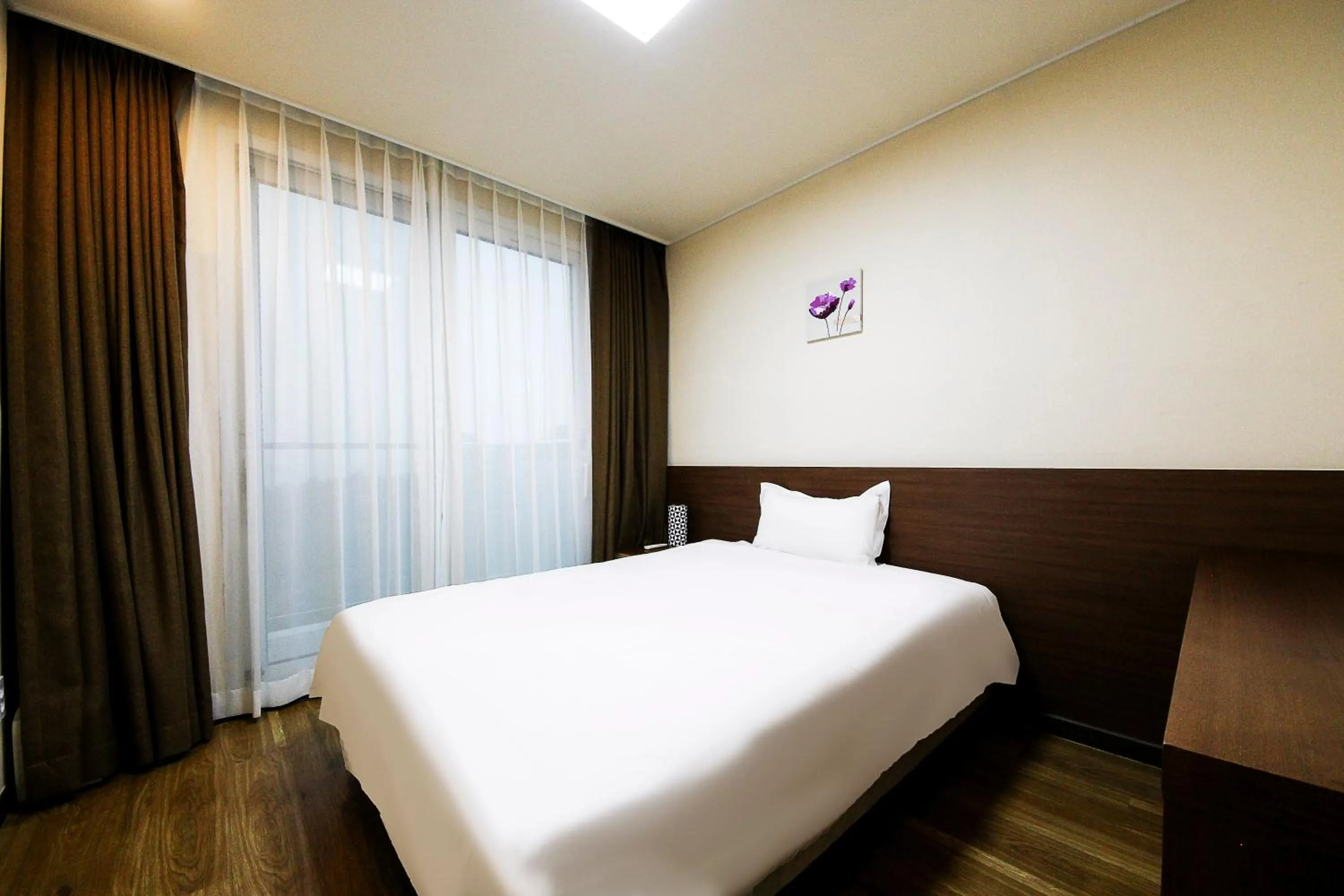 Bedroom, Bed in Jeju Jungmun Ocean Blue Hotel