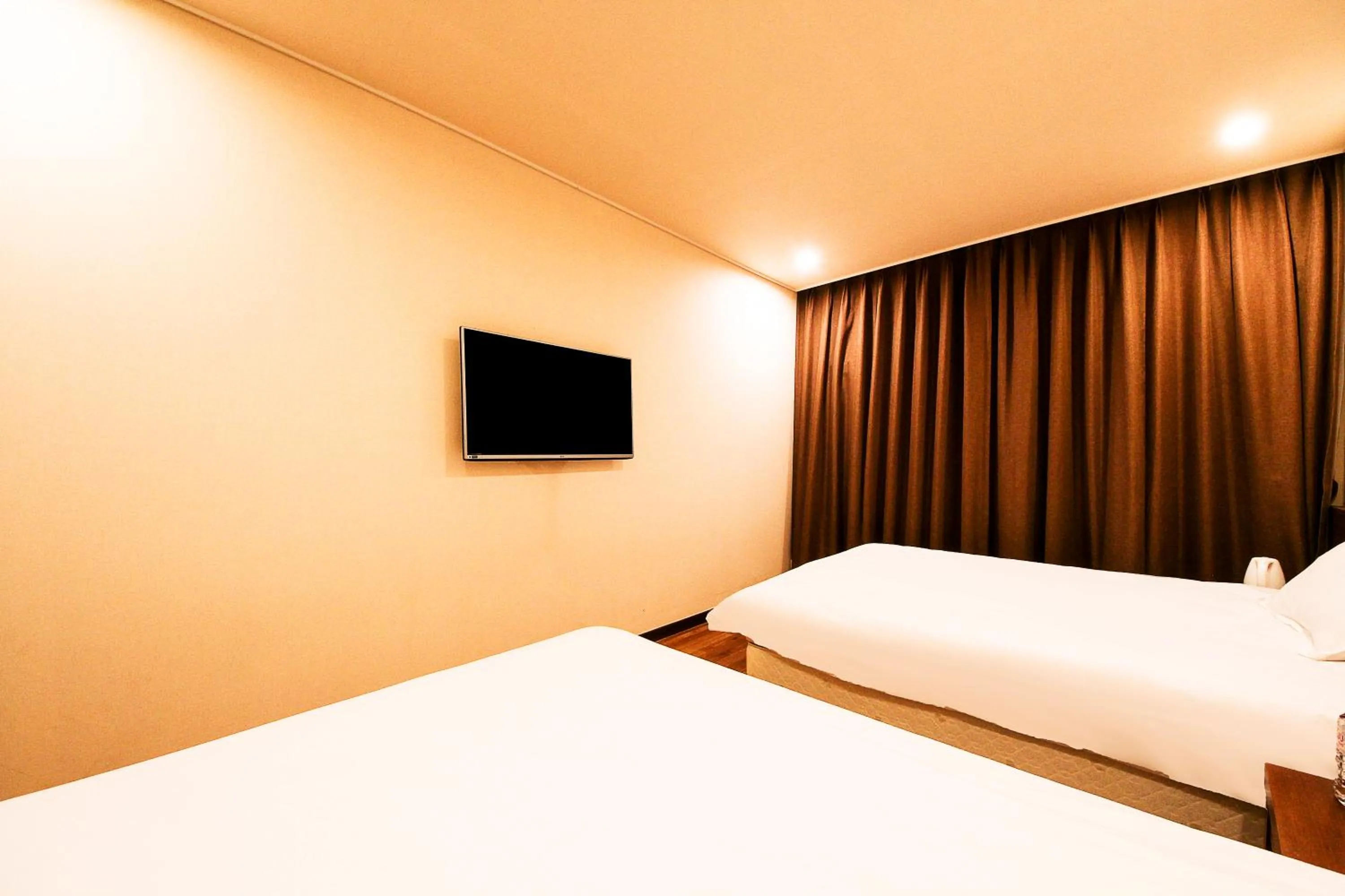 Photo of the whole room, Bed in Jeju Jungmun Ocean Blue Hotel