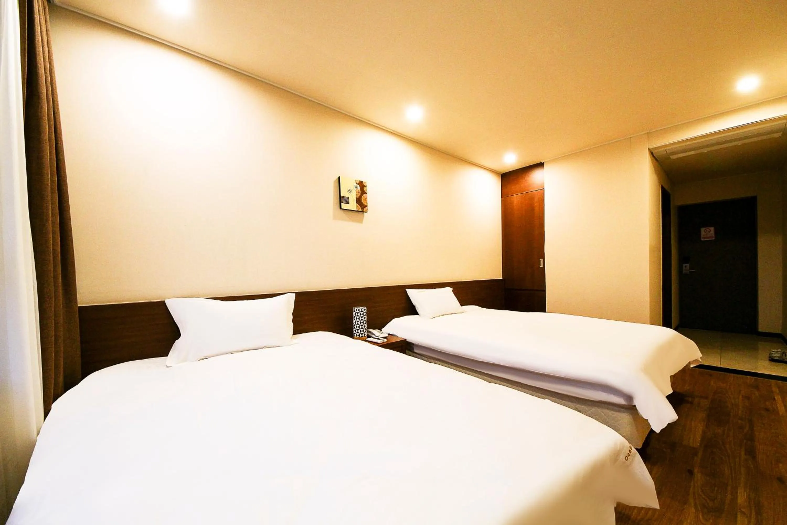 Photo of the whole room, Bed in Jeju Jungmun Ocean Blue Hotel