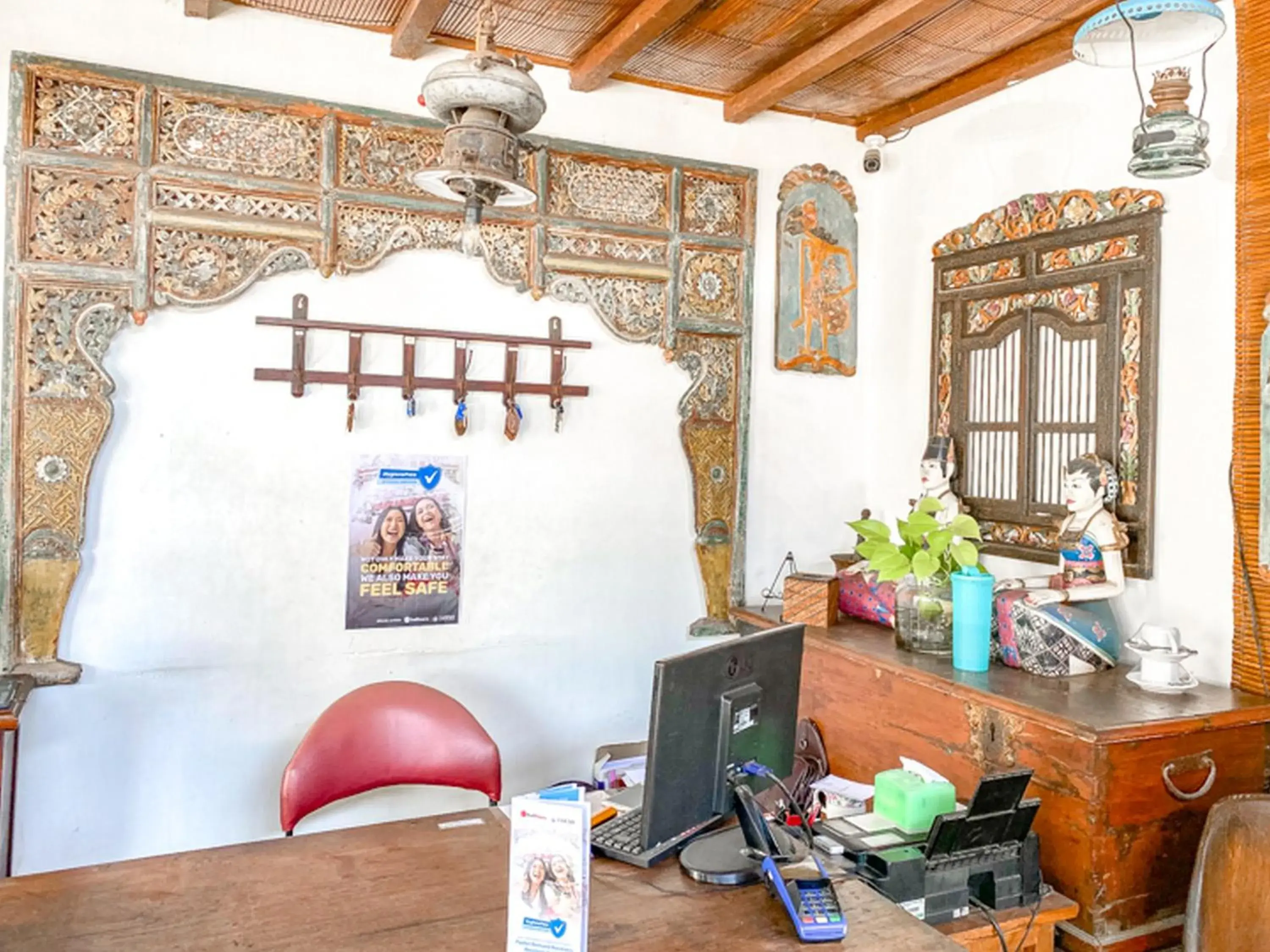 Lobby or reception in Griya Gribig Guest House Mitra RedDoorz Lobby or reception in Griya Gribig Guest House Mitra RedDoorz