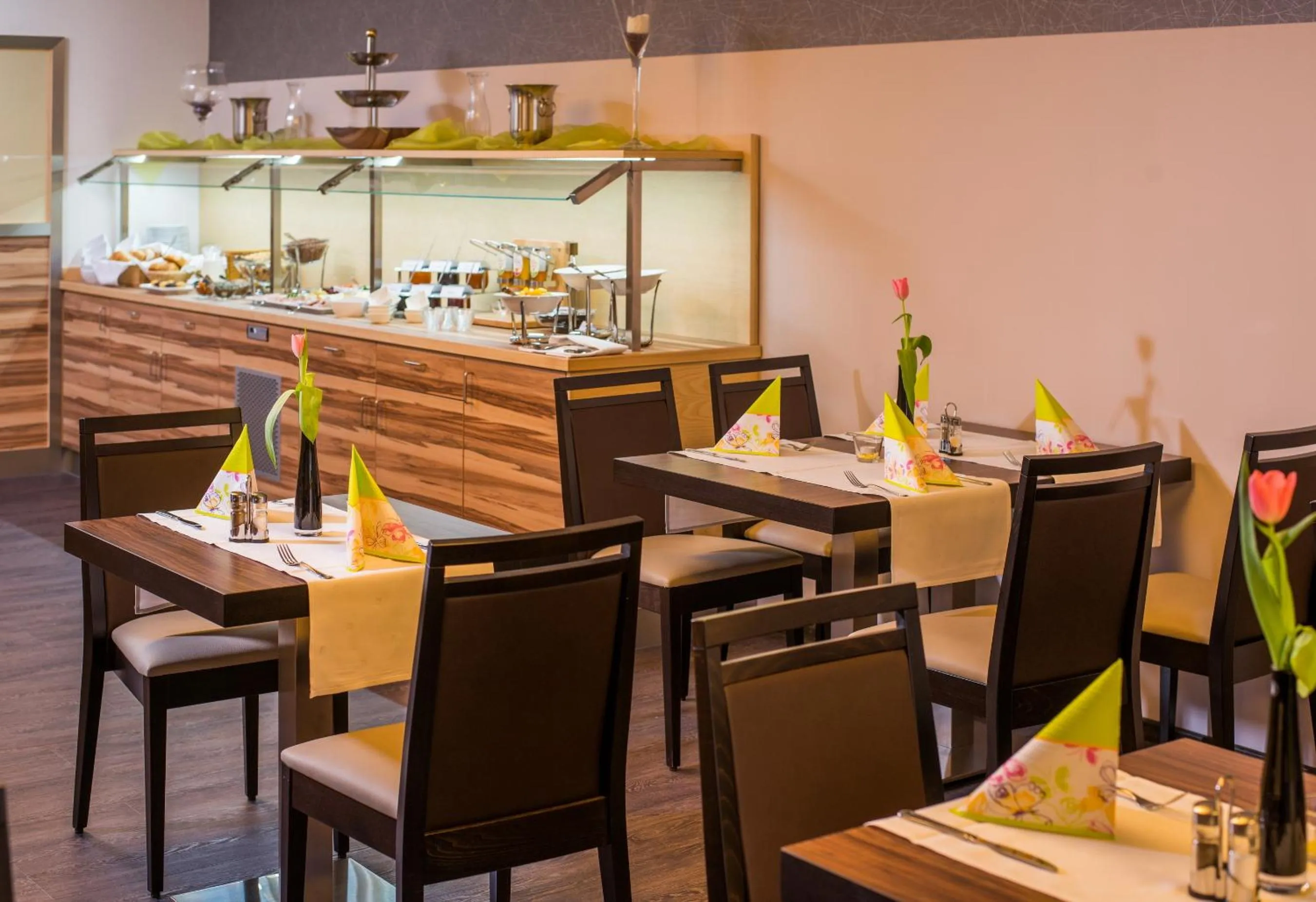 Restaurant/places to eat in B&S Hotel Am Bachhaus