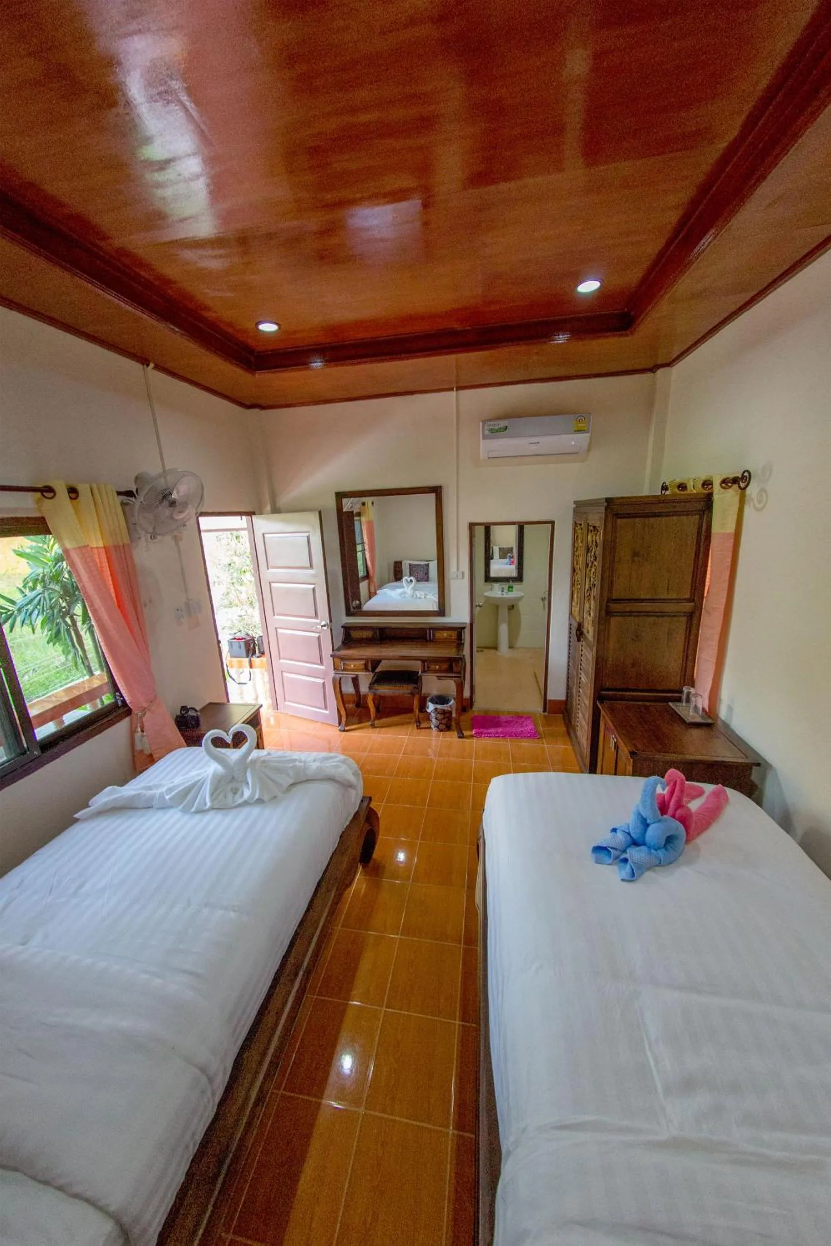 Bed in El Greco Bungalows Koh Lanta
