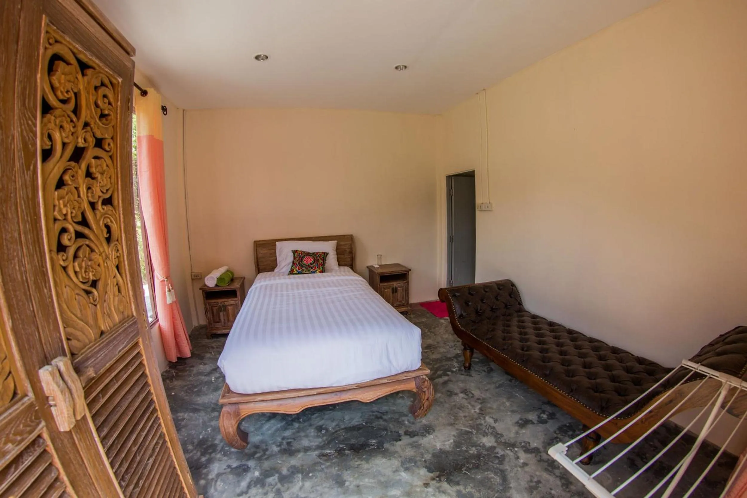 Bed in El Greco Bungalows Koh Lanta