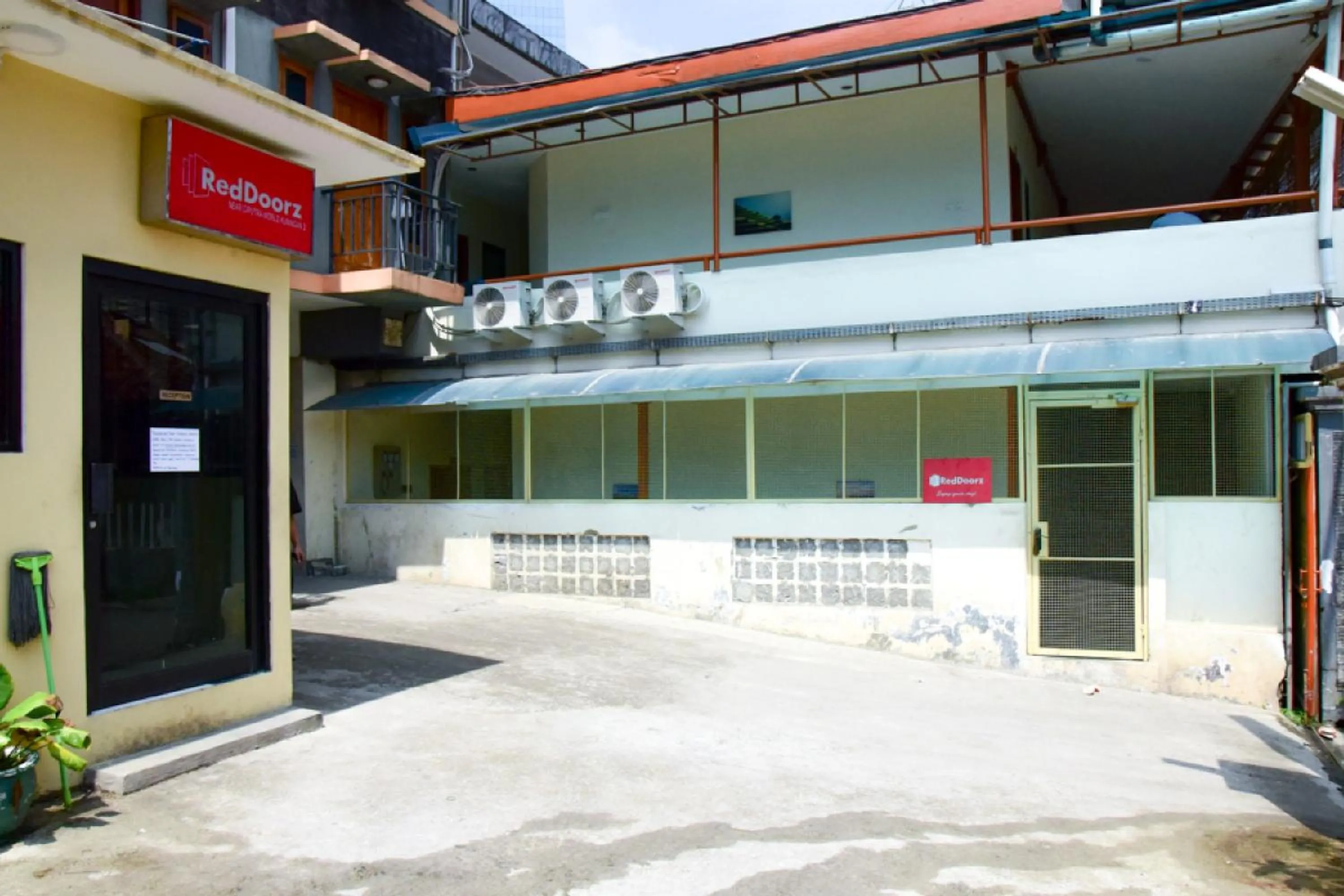 Breakfast in RedDoorz Plus near Ciputra World Kuningan 2